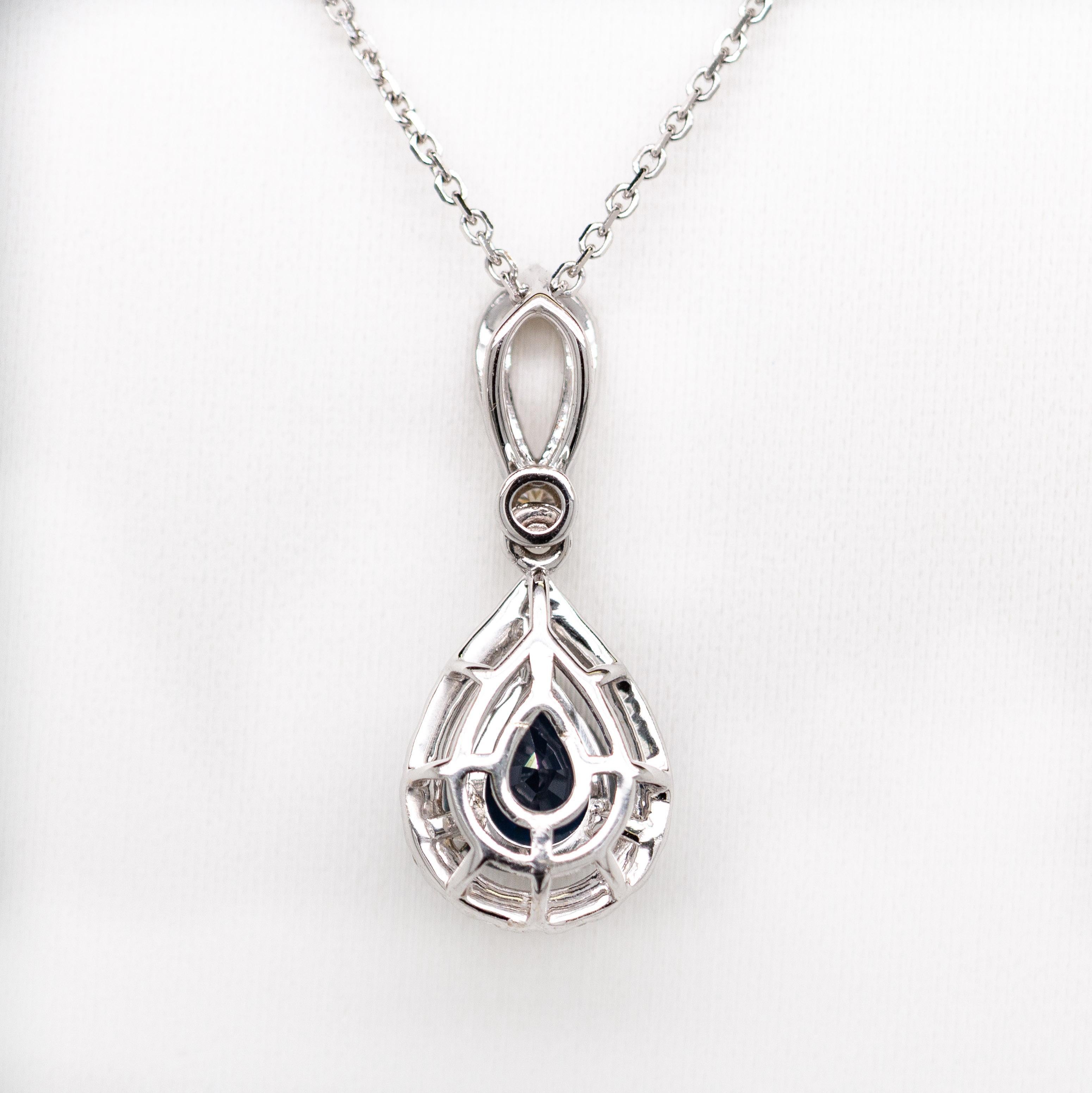 Pendentif en saphir bleu de Ceylan AA avec diamants naturels : Or blanc massif 14K Pour femmes en vente