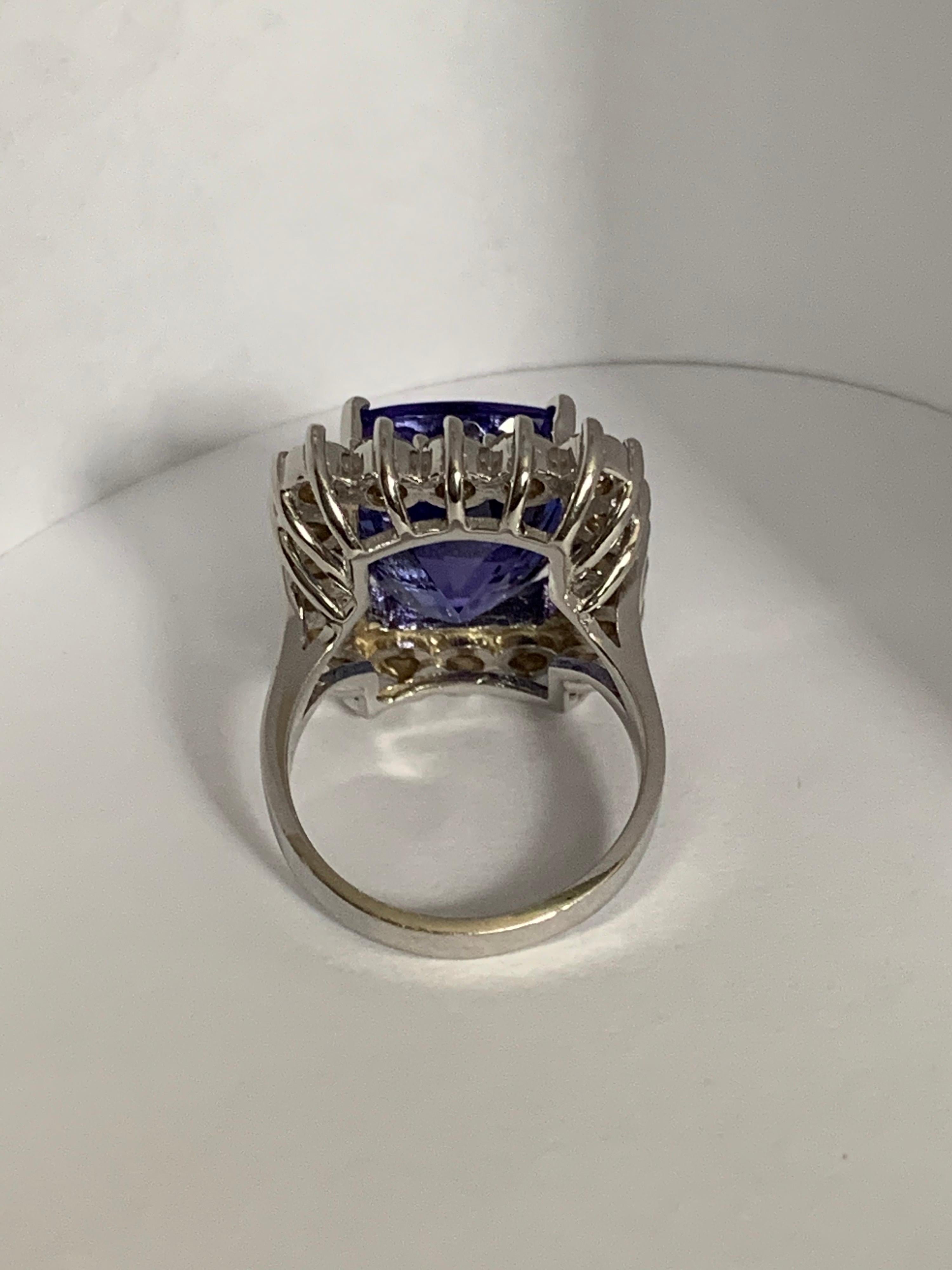 AAA 10.35 Carat Tanzanite and Diamond Cocktail Ring In New Condition For Sale In Trumbull, CT