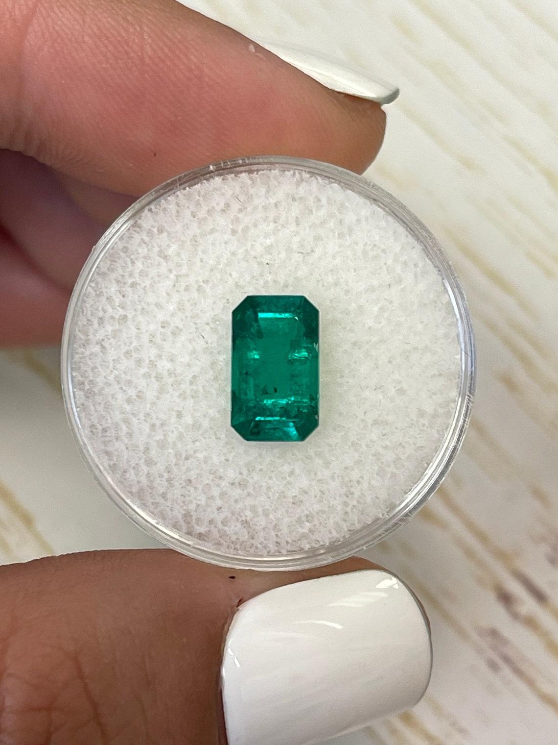 A. Stone: Smeraldo
Peso: 1,82 carati
Forma: Taglio smeraldo
Chiarezza: Trasparente
Lucentezza: Molto buono
Colore: Vivido Verde Muzo Scuro
Misure: 10,14 mm x 6,13 mm x 4,34 mm
Origine geografica: Colombia
Trattamento: Naturale, oliatura

Commenti: A