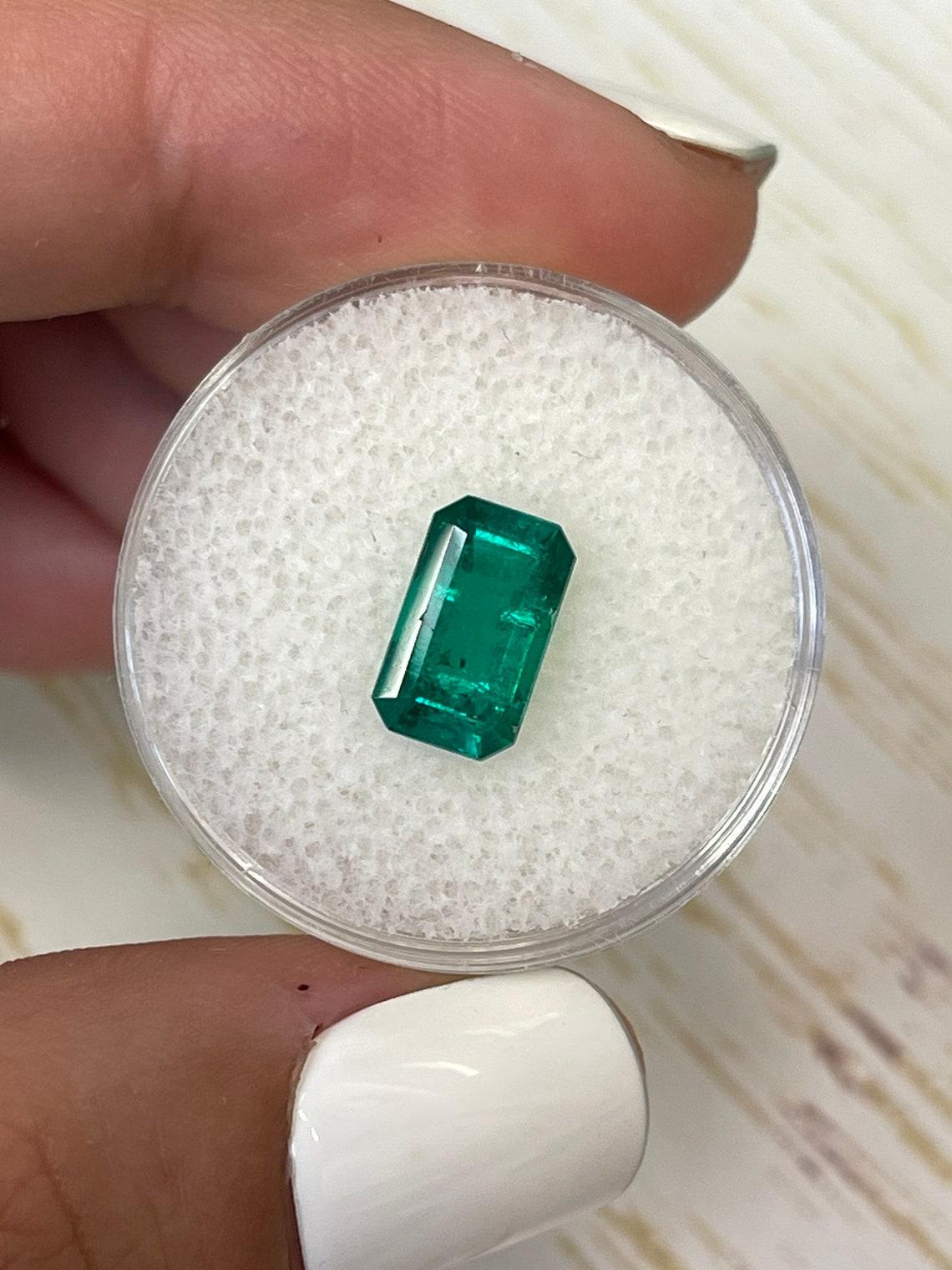 Moderno AAA+ 1,82 Carati Muzo Green Emerald Cut Gemma di smeraldo colombiano - Pietra di nascita di maggio in vendita