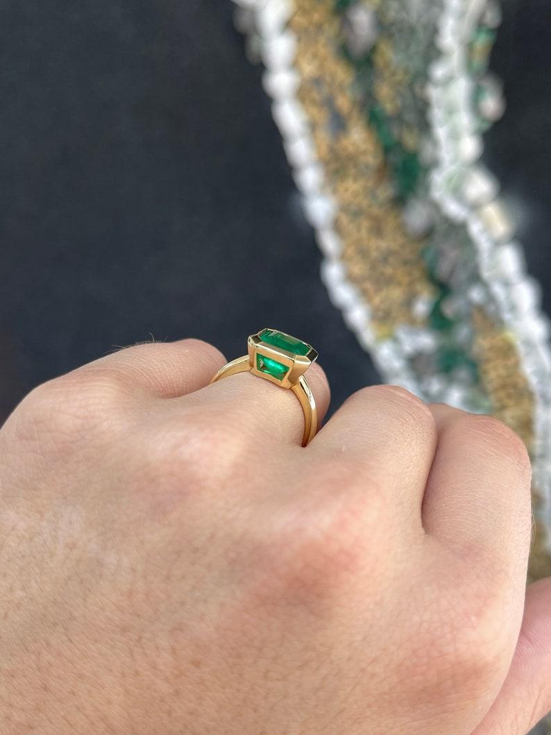 AAA+ 3,20 Karat kolumbianischer Smaragd 18K Gold Asscher Solitär Ring  Ost-West-Lünette im Zustand „Neu“ im Angebot in Jupiter, FL