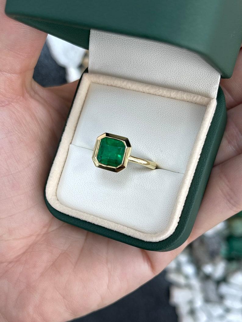 AAA+ 3,20 Karat kolumbianischer Smaragd 18K Gold Asscher Solitär Ring  Ost-West-Lünette im Angebot 1