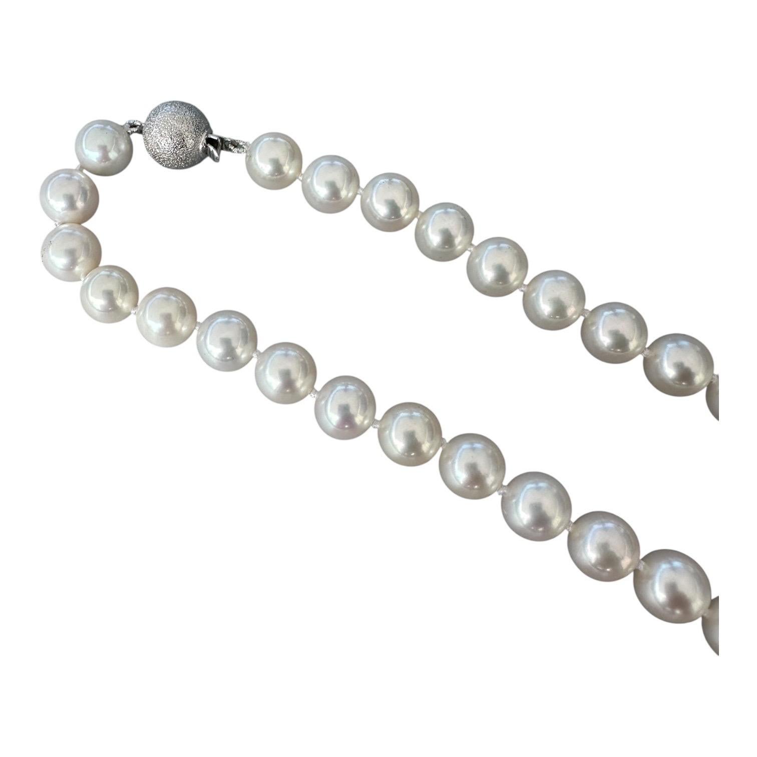 Scopri l'eleganza senza tempo delle perle Akoya coltivate AAA da 8,50-8,90 mm in una splendida collana lunga 18 pollici. Queste perle Akoya di altissima qualità vantano una sfumatura bianca che ne mette in risalto la bellezza naturale. Eleva