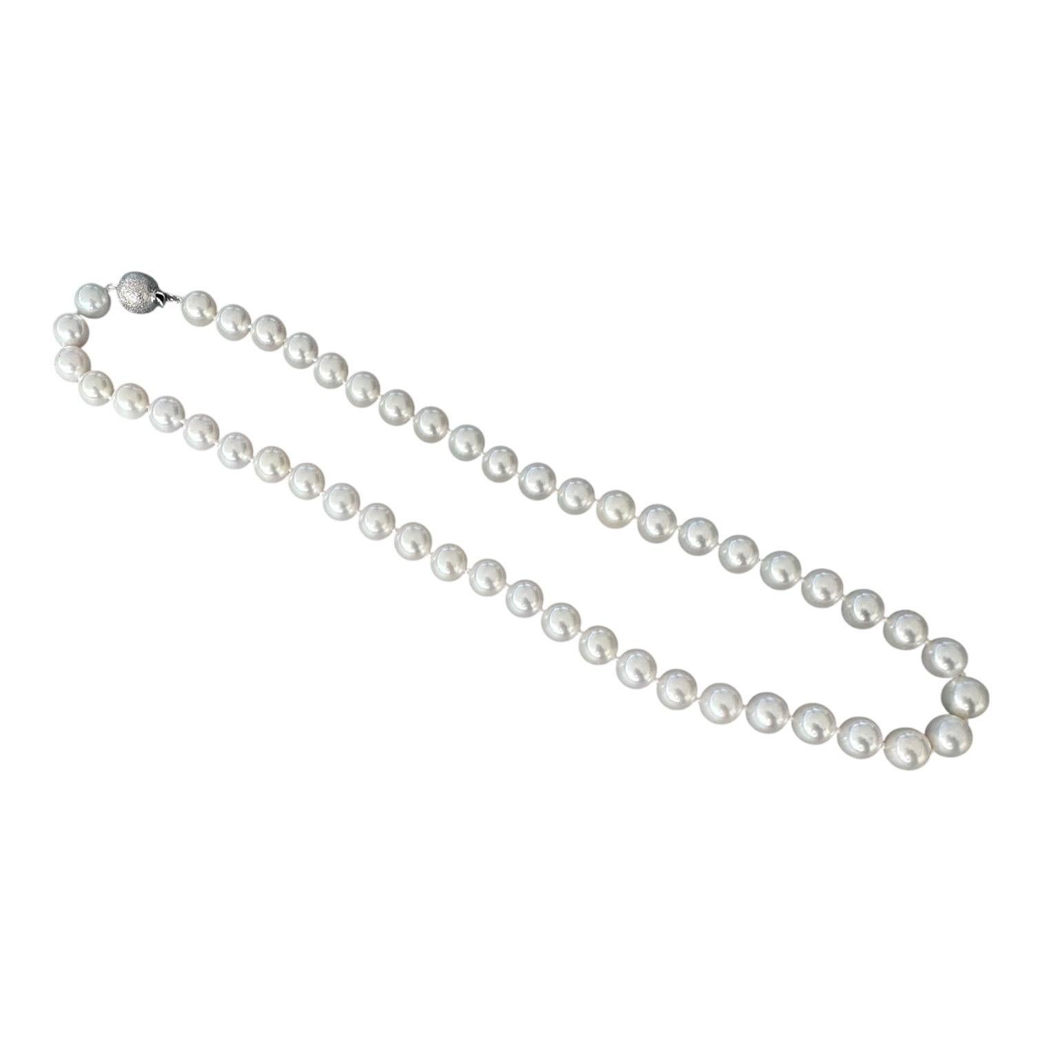 Contemporaneo AAA 8,5-8,9 mm Perle coltivate bianche di ottima qualità con chiusura 14kt in vendita