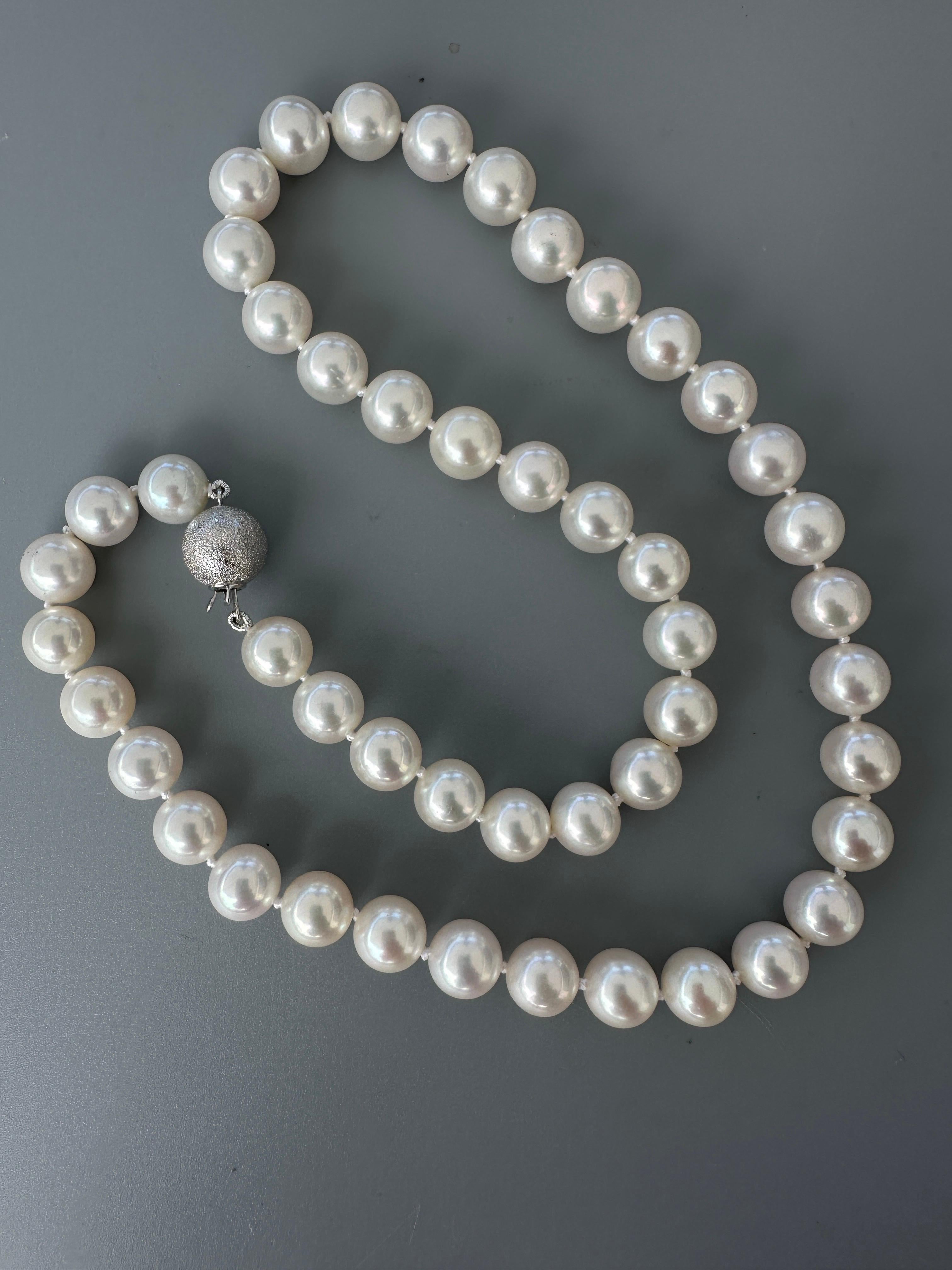 Perlina AAA 8,5-8,9 mm Perle coltivate bianche di ottima qualità con chiusura 14kt in vendita
