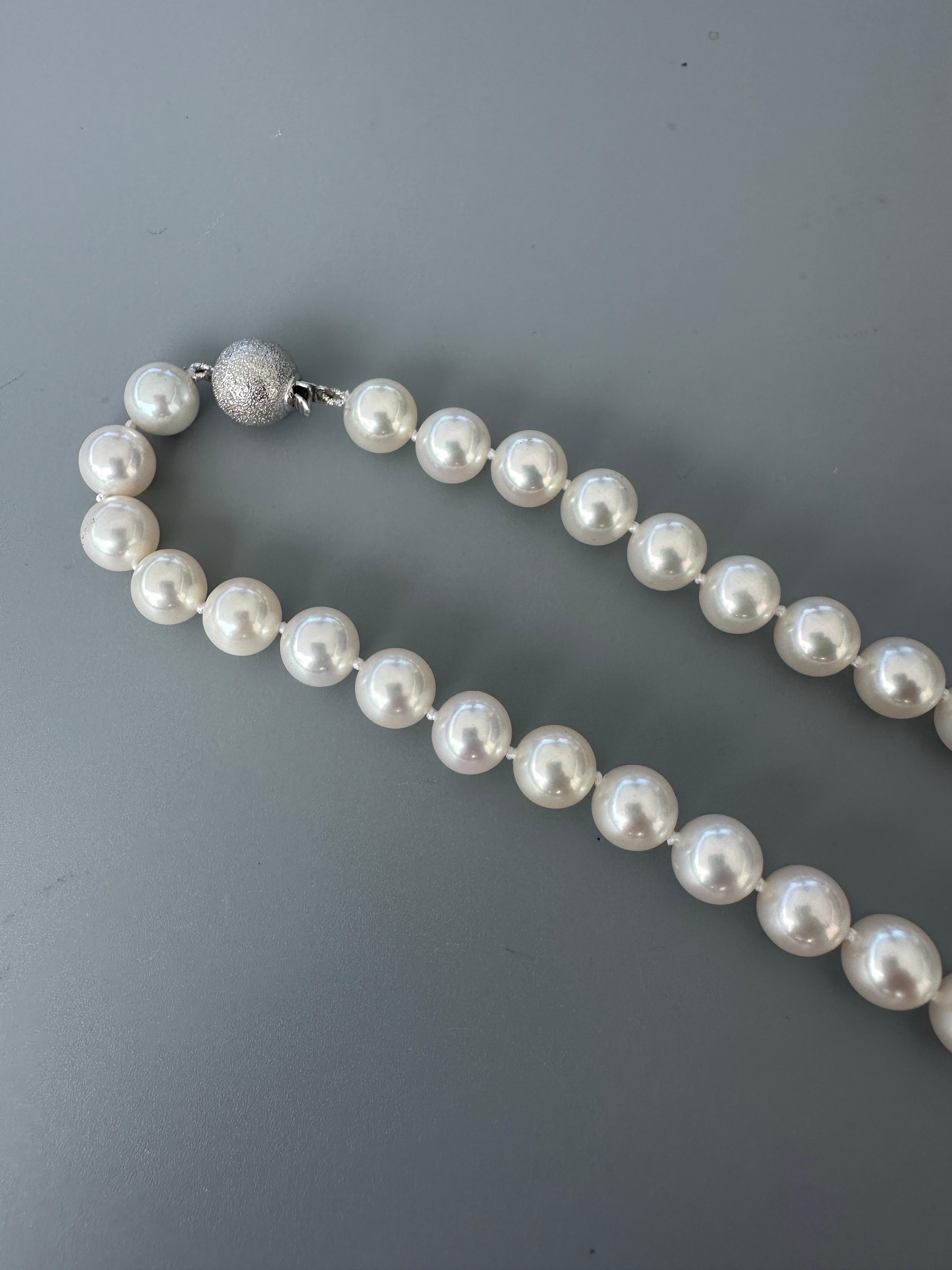 AAA 8,5-8,9 mm Perle coltivate bianche di ottima qualità con chiusura 14kt In condizioni Nuovo in vendita a Laguna Hills, CA