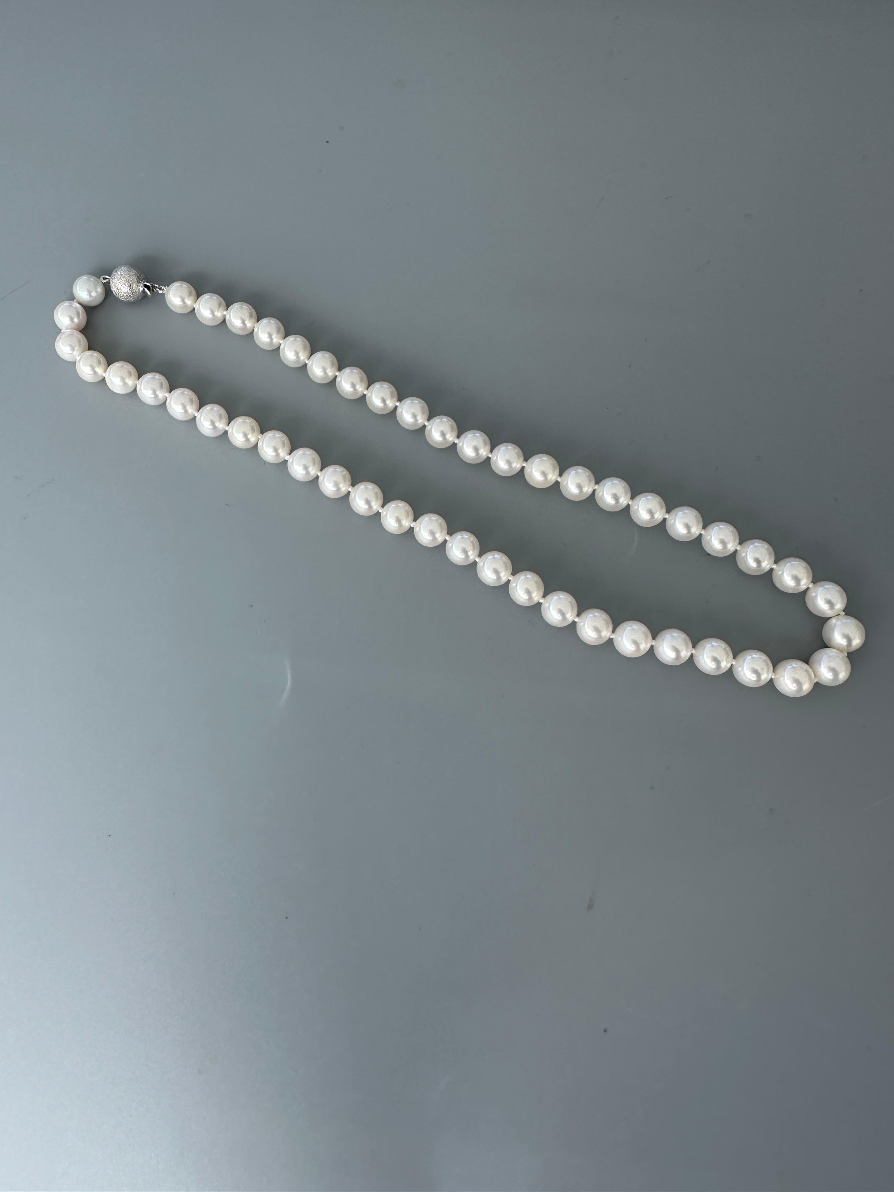 da uomo o donna AAA 8,5-8,9 mm Perle coltivate bianche di ottima qualità con chiusura 14kt in vendita