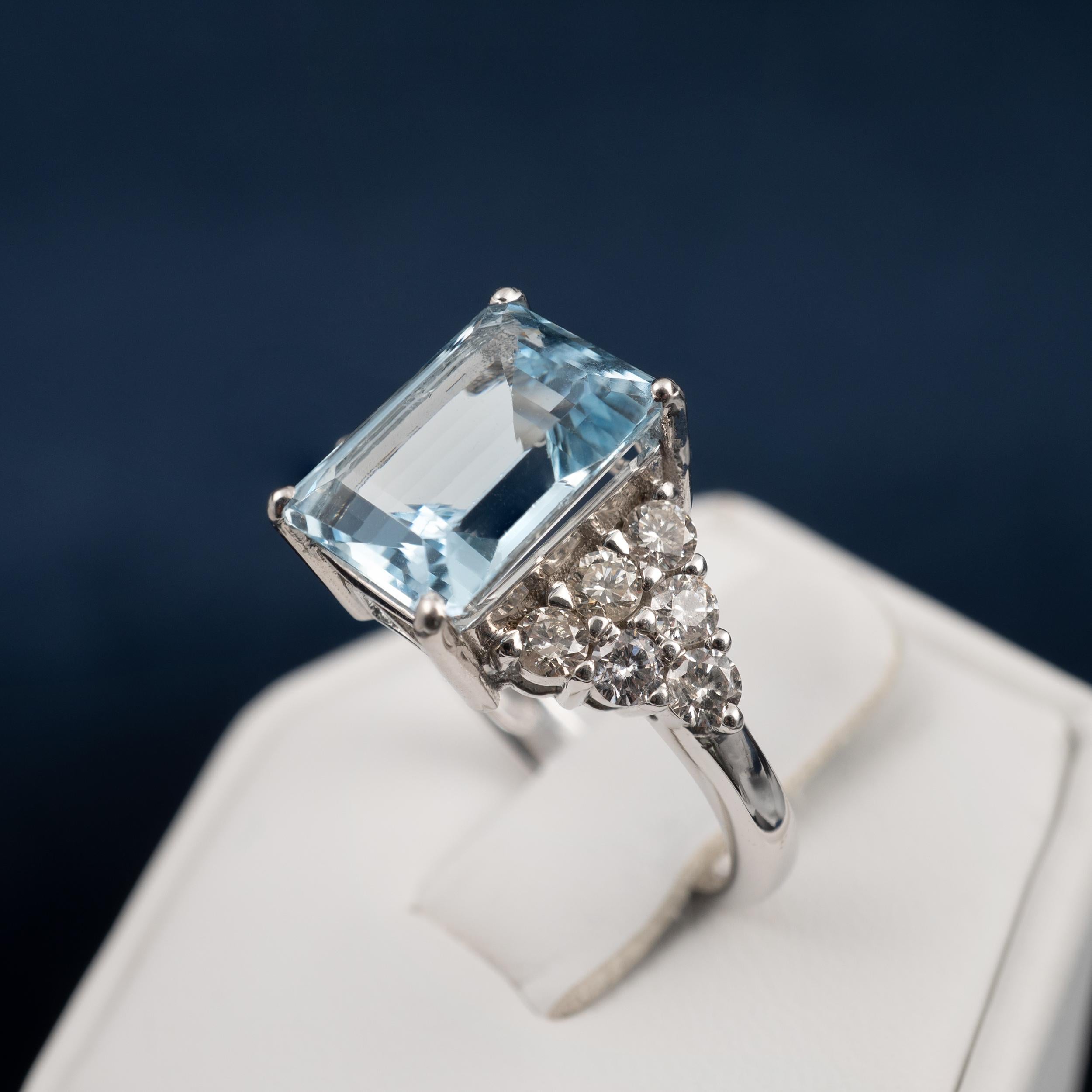 Contemporary IGI Certified Aquamarine Diamond Ring 18 Karat White Gold UK Hallmarks  For Sale