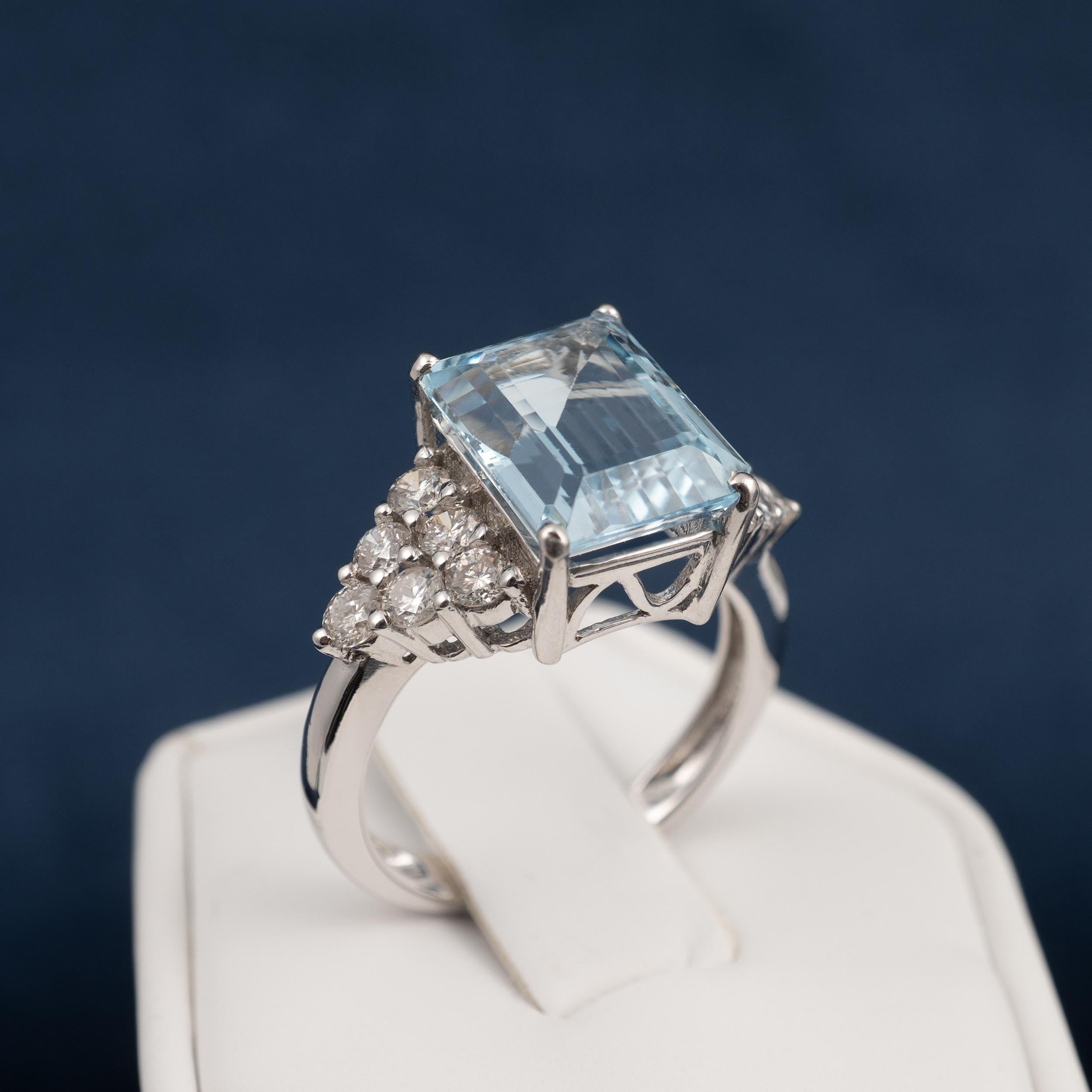IGI Certified Aquamarine Diamond Ring 18 Karat White Gold UK Hallmarks  For Sale 3