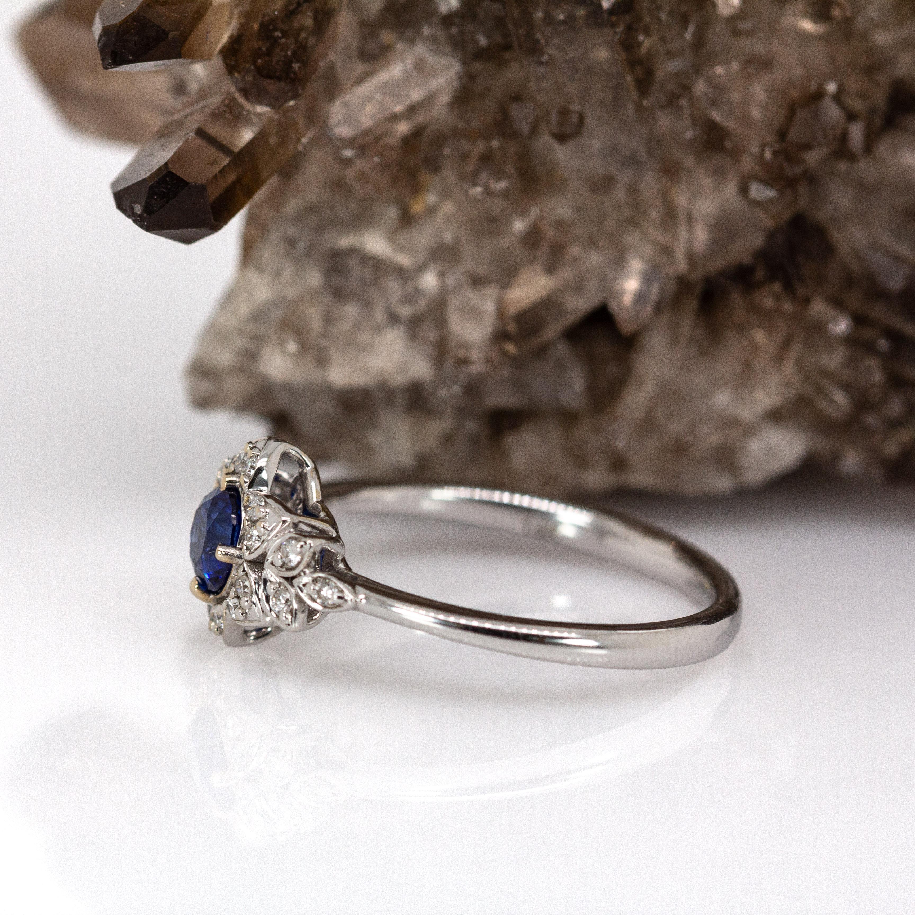 Zafiro de Ceilán AAA y diamantes naturales en oro blanco macizo de 14 quilates  Redondo 4,6 mm en venta 4