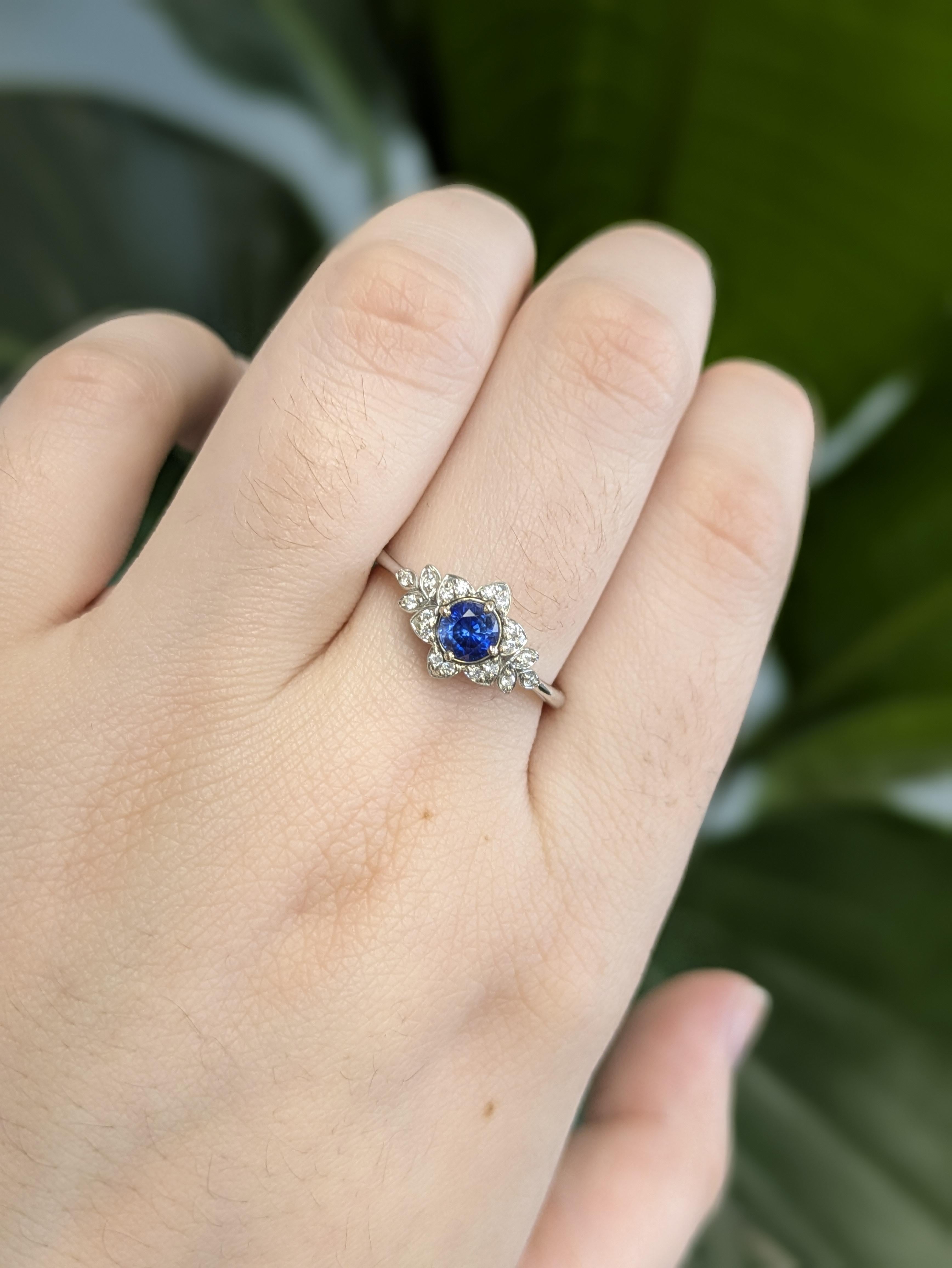 Experimenta el lujo puro con este anillo floral de zafiro de Ceilán AAA, con un zafiro redondo de 0,48 ct (4,6 mm) de brillo excepcional. Hecho a mano en oro blanco de 14k, está adornado con diamantes naturales que brillan como el rocío de la mañana