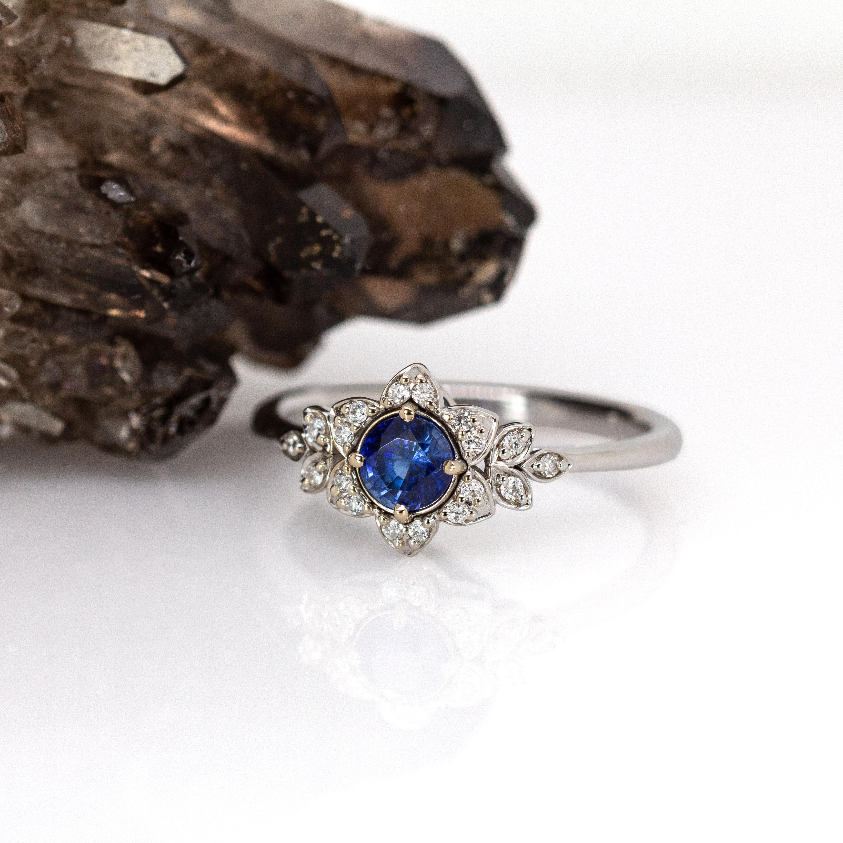 Zafiro de Ceilán AAA y diamantes naturales en oro blanco macizo de 14 quilates  Redondo 4,6 mm en Nuevo estado para la venta en Columbus, OH