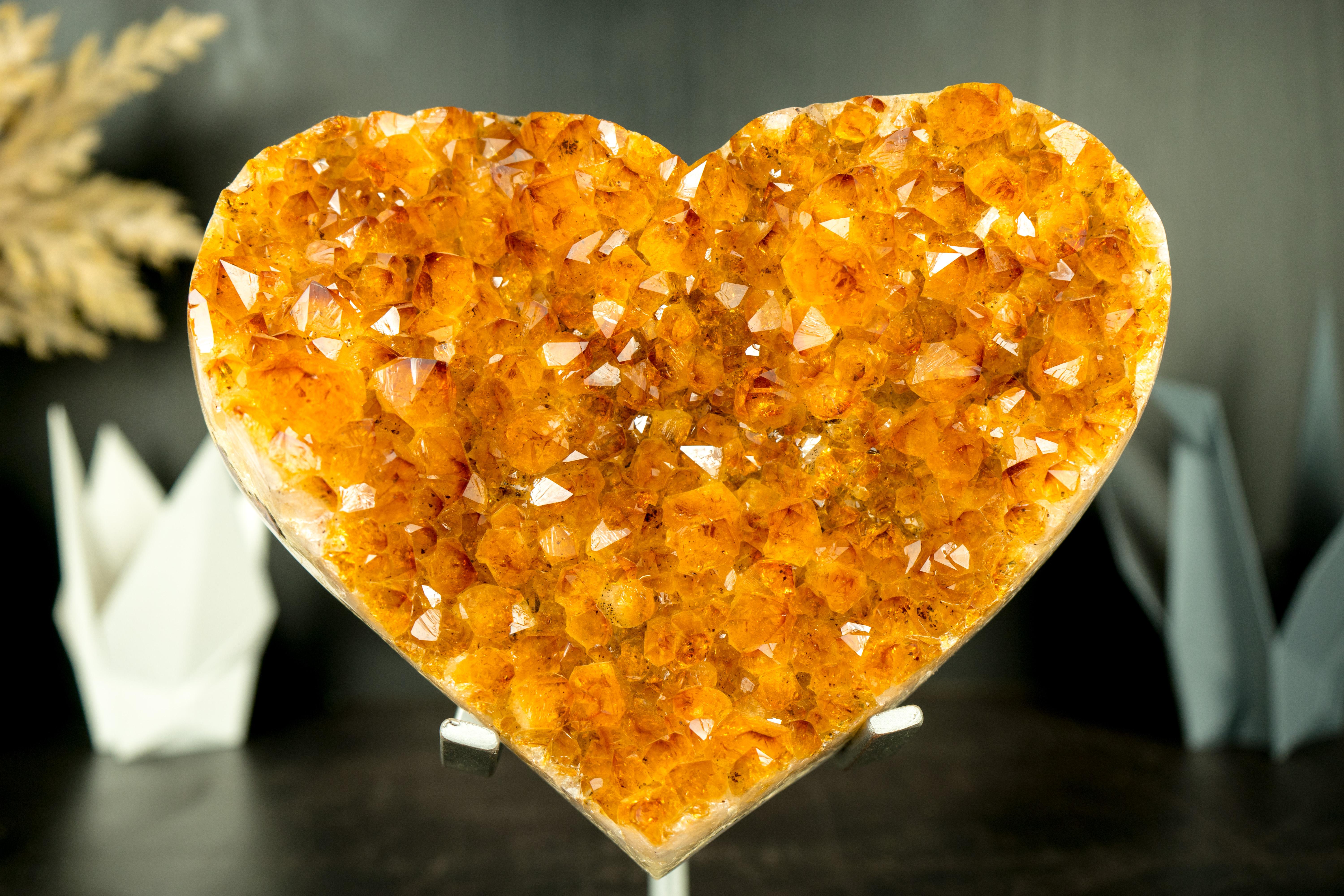 Großes Citrin-Herz mit gold-orangefarbenem AAA-Citrin-Druzy

▫️ Beschreibung

Sorgfältig von Hand aus einem einzelnen, hochwertigen Citrin-Cluster geschnitzt, zeigt dieses Herz eine wunderbare Ästhetik, deren Schönheit durch den funkelnden
