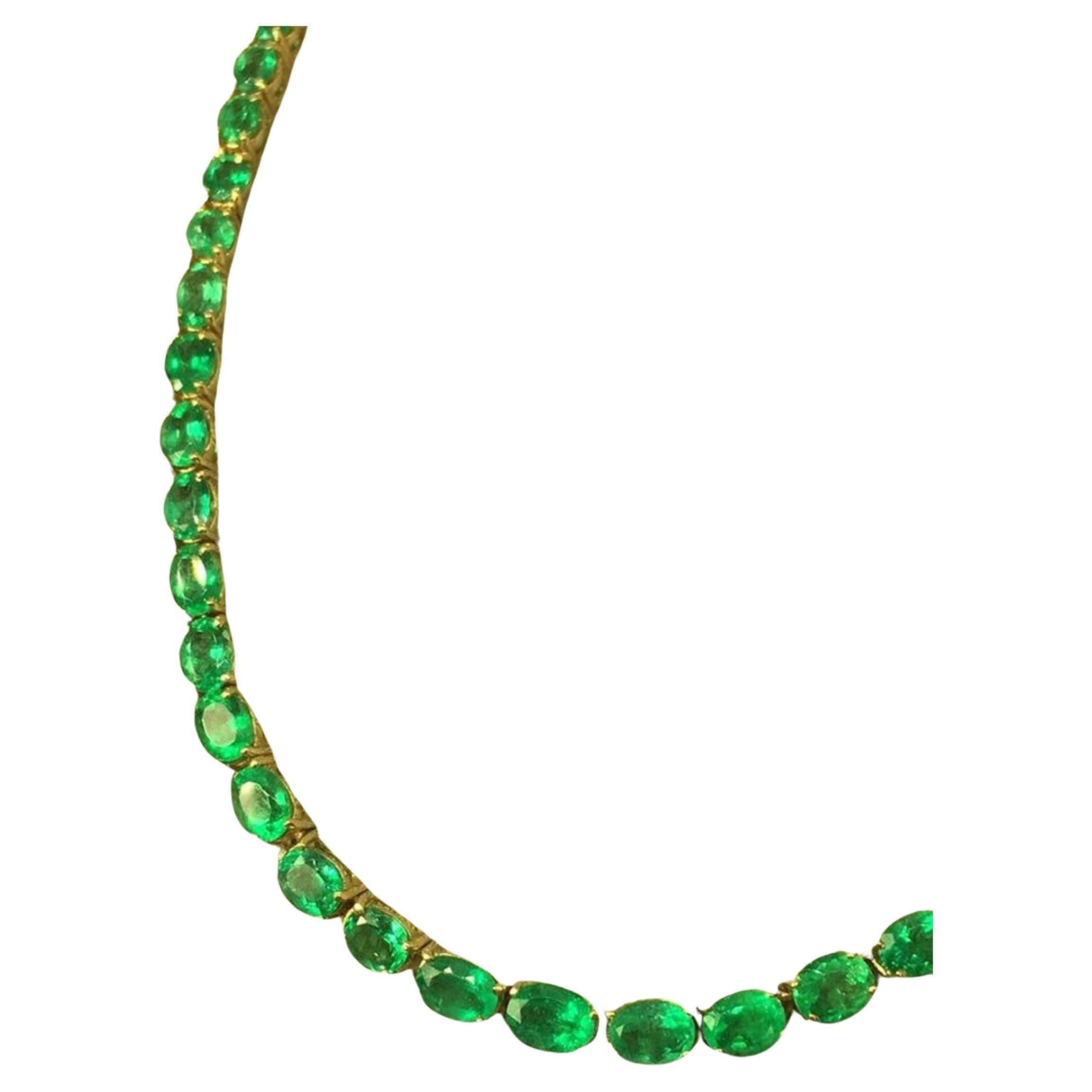 AAA+ kolumbianische Smaragd-Oval-Tennis-Halskette aus 18 Karat Gelbgold (Moderne) im Angebot