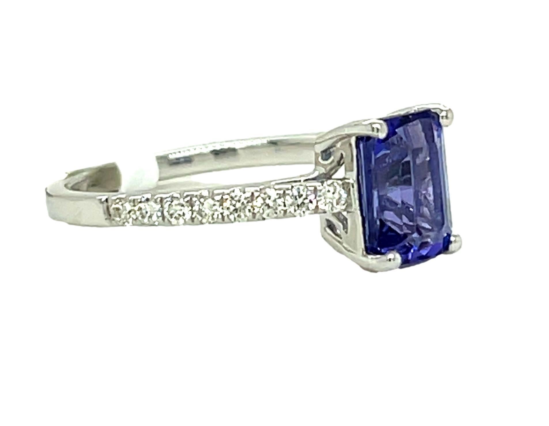 Taille coussin Bague AAA en or blanc 18 carats avec tanzanite taille coussin et diamants en vente