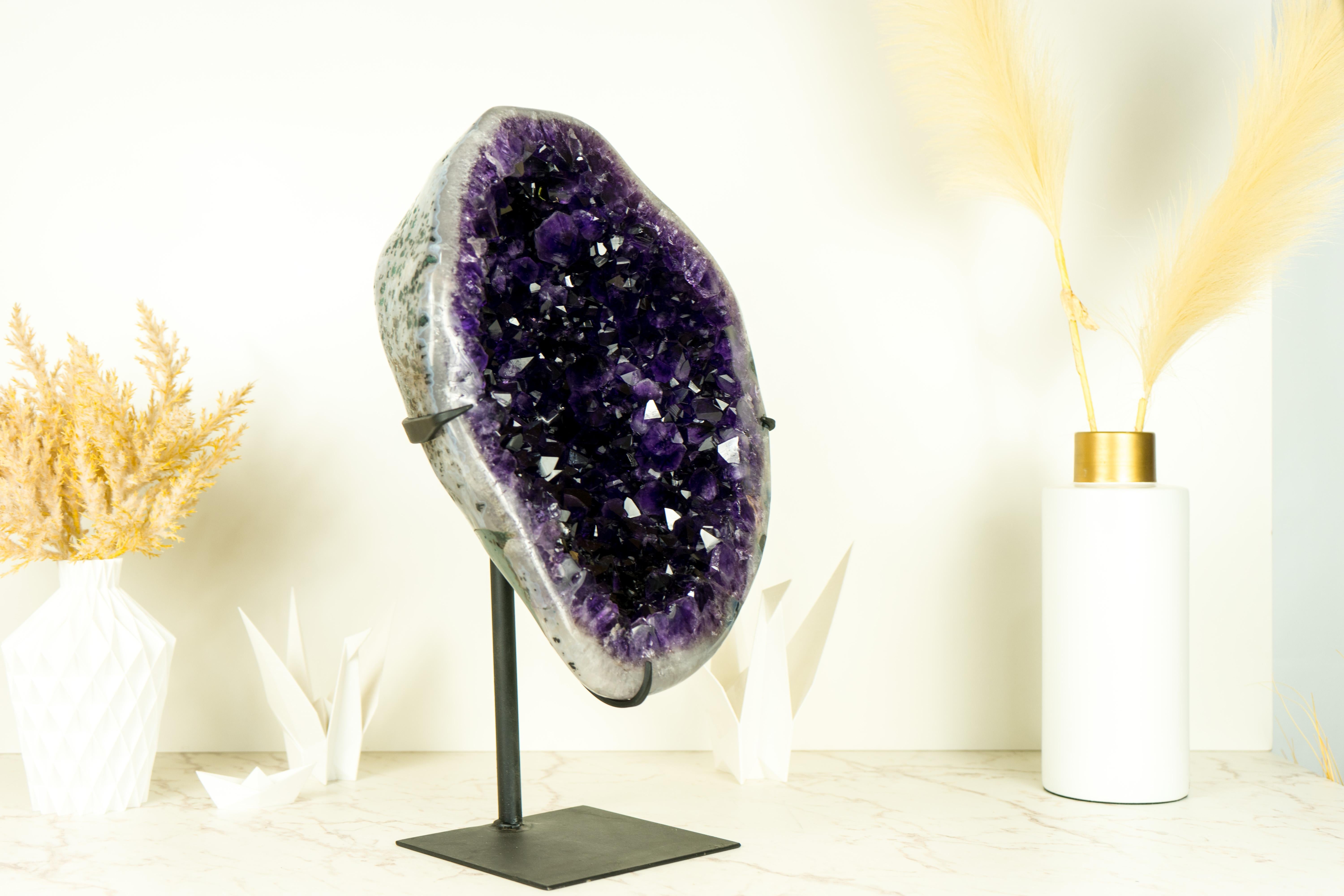 AAA Tieflila Amethyst-Geode mit poliertem Achat-Leinwand auf Ständer (Brasilianisch) im Angebot