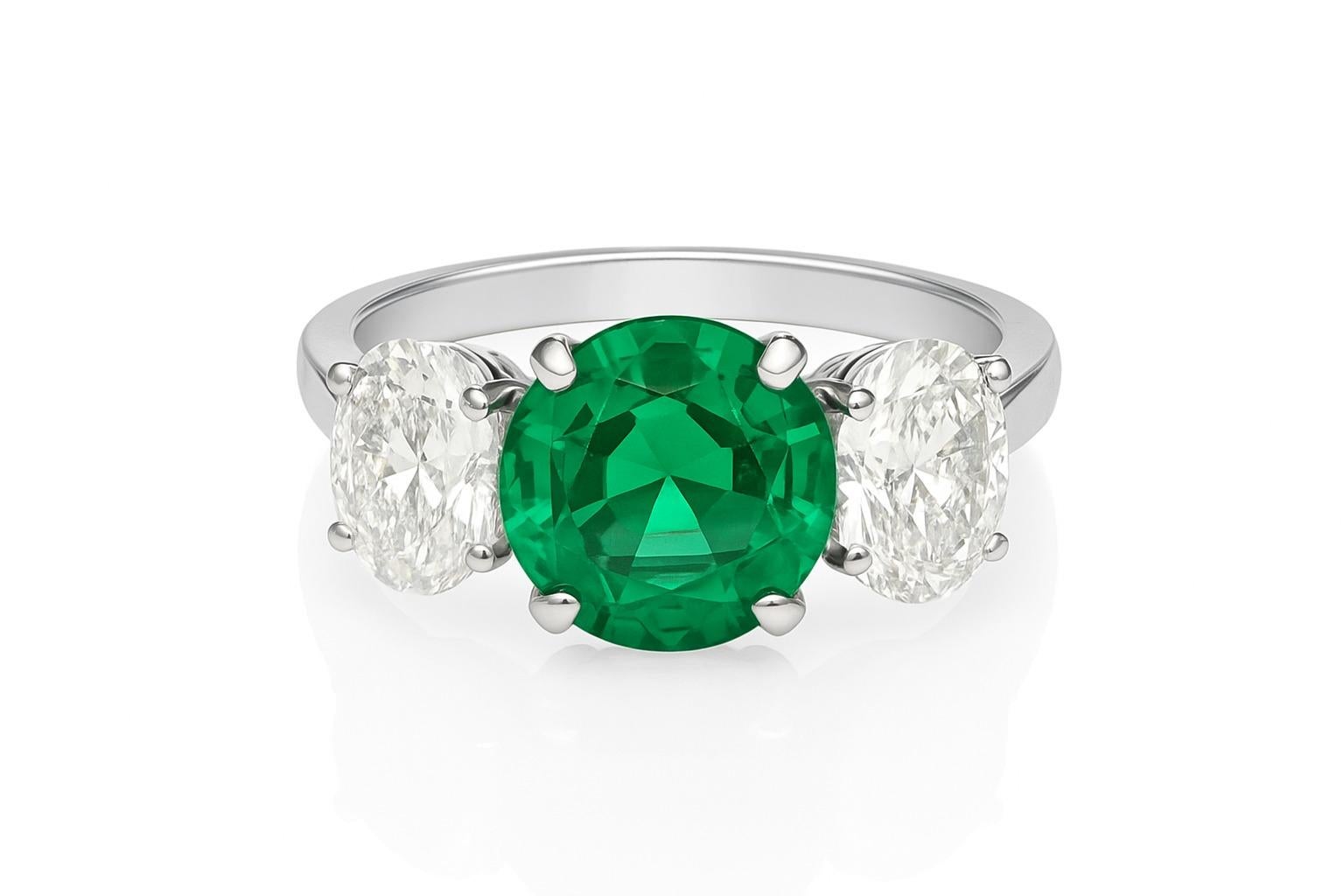 AAA  Bague de fiançailles à trois pierres en émeraude et diamant Pour femmes en vente