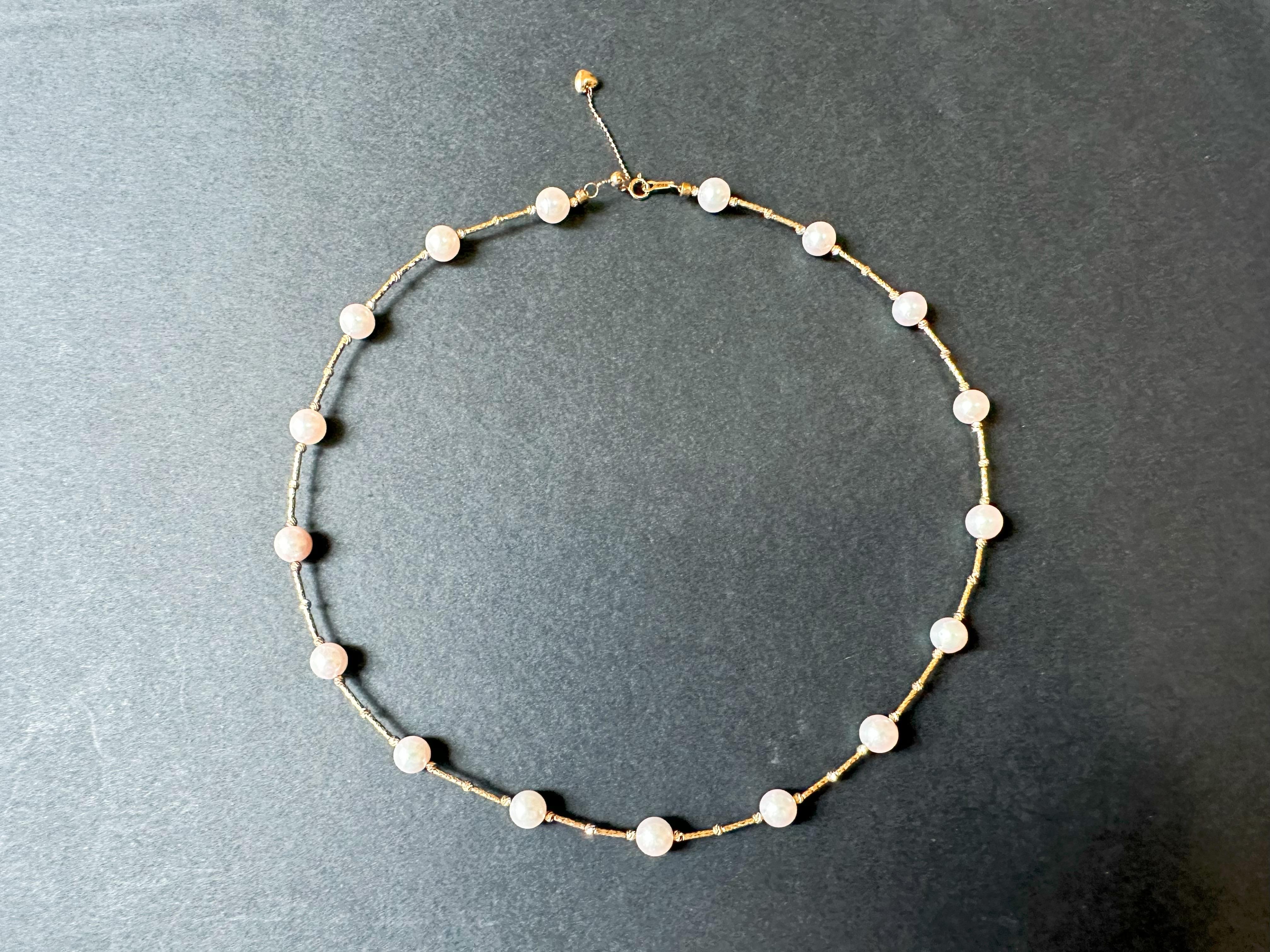 Magnifique collier de perles blanches Akoya rondes de grade AAA fait à la main et monté sur une chaîne en or 18 carats.

Chaque perle est unique et présente une brillance parfaite. Les perles proviennent de sources éthiques et sont choisies
