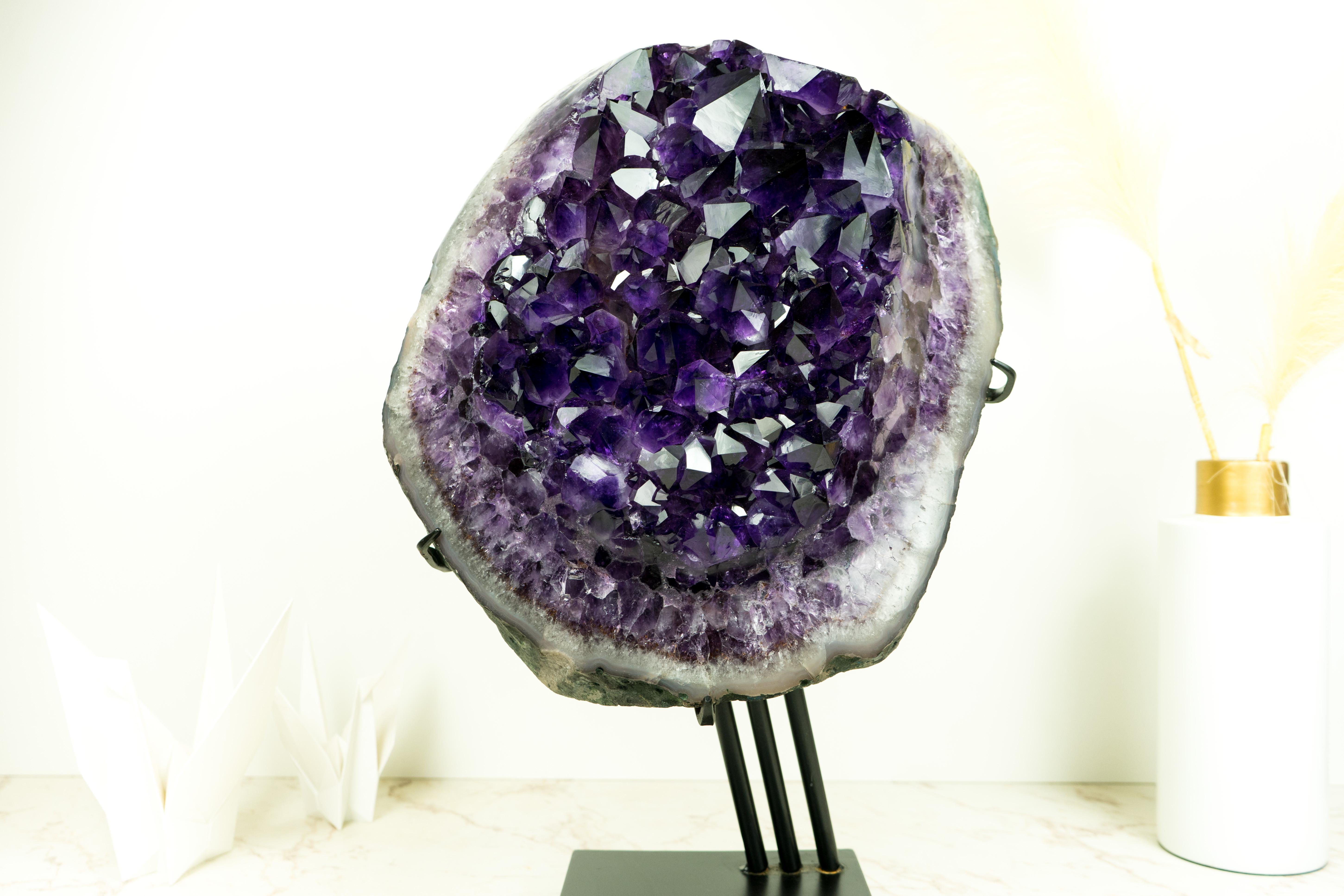 Cluster scultoreo di ametista X-Large con Druzy AAA viola intenso e profondo (alias siberiano, gelatina d'uva)

▫️ Descrizione

Con un'intensa ametista color succo d'uva (grape-jelly) che ricopre l'esemplare da cima a fondo, questo grappolo di