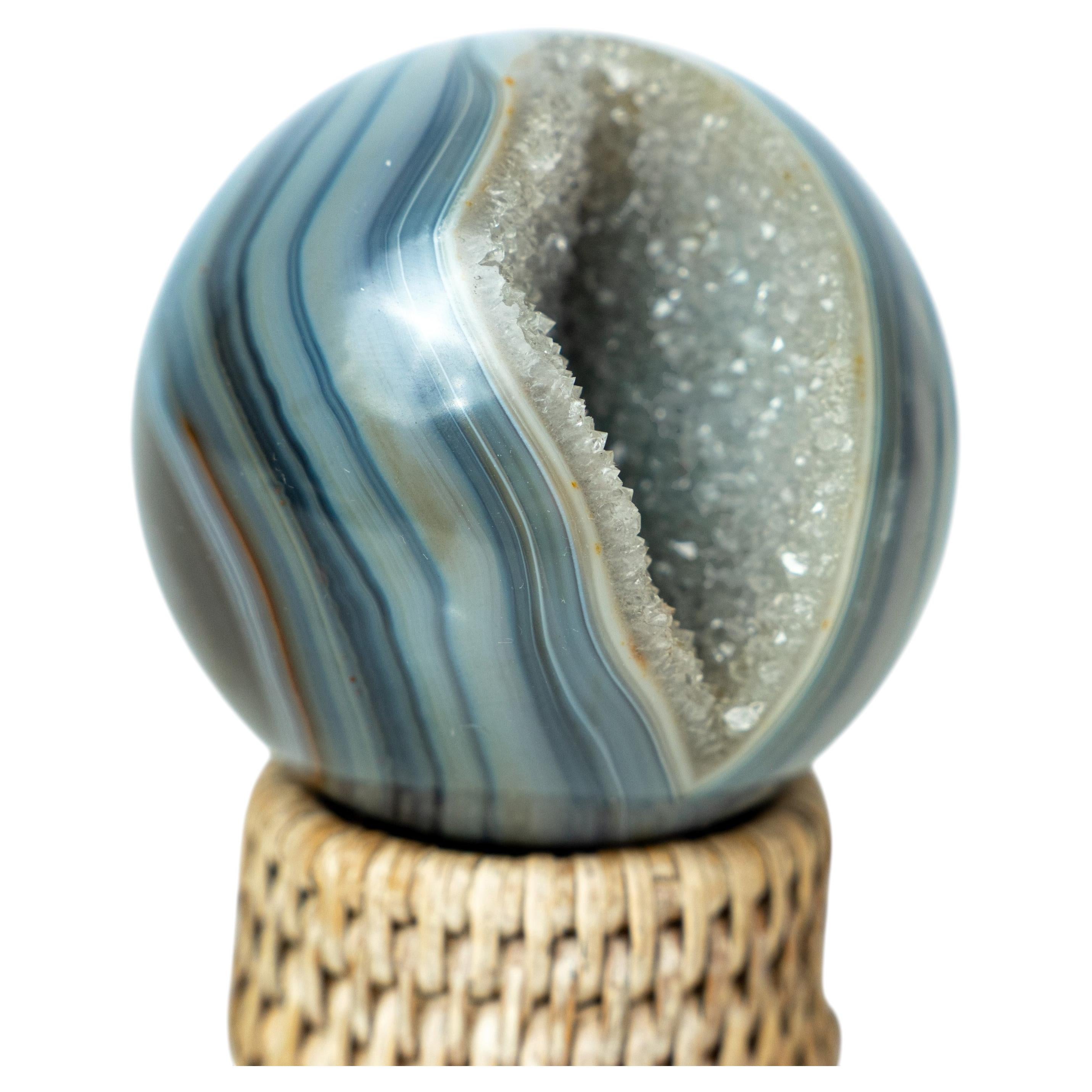 Sfera di agata blu a bande di grado AAA con grotta di druzy in vendita