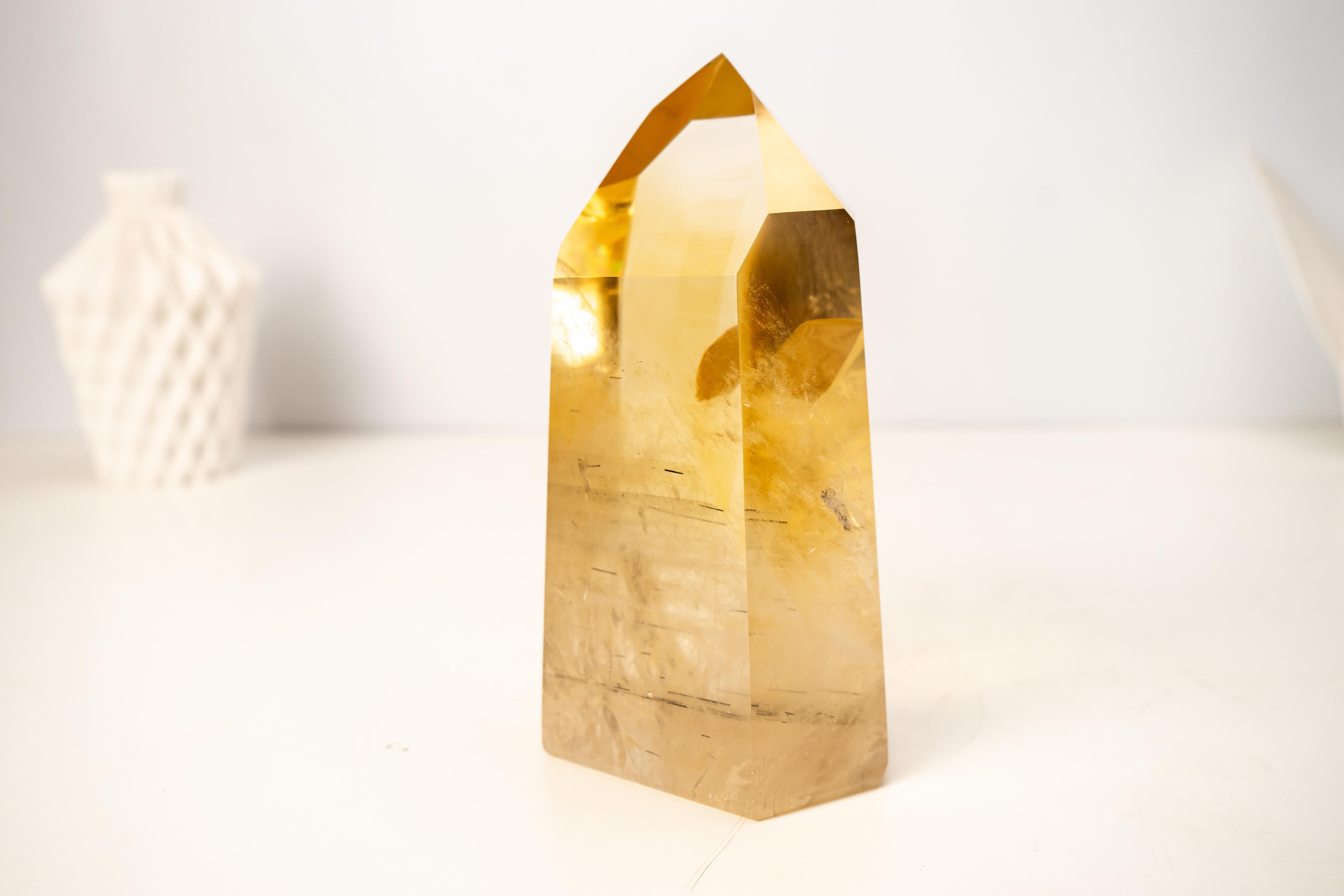 AAA-Grade Golden Honey Citrine Obelisk with Graphite Rutile Inclusions In New Condition For Sale In Ametista Do Sul, BR