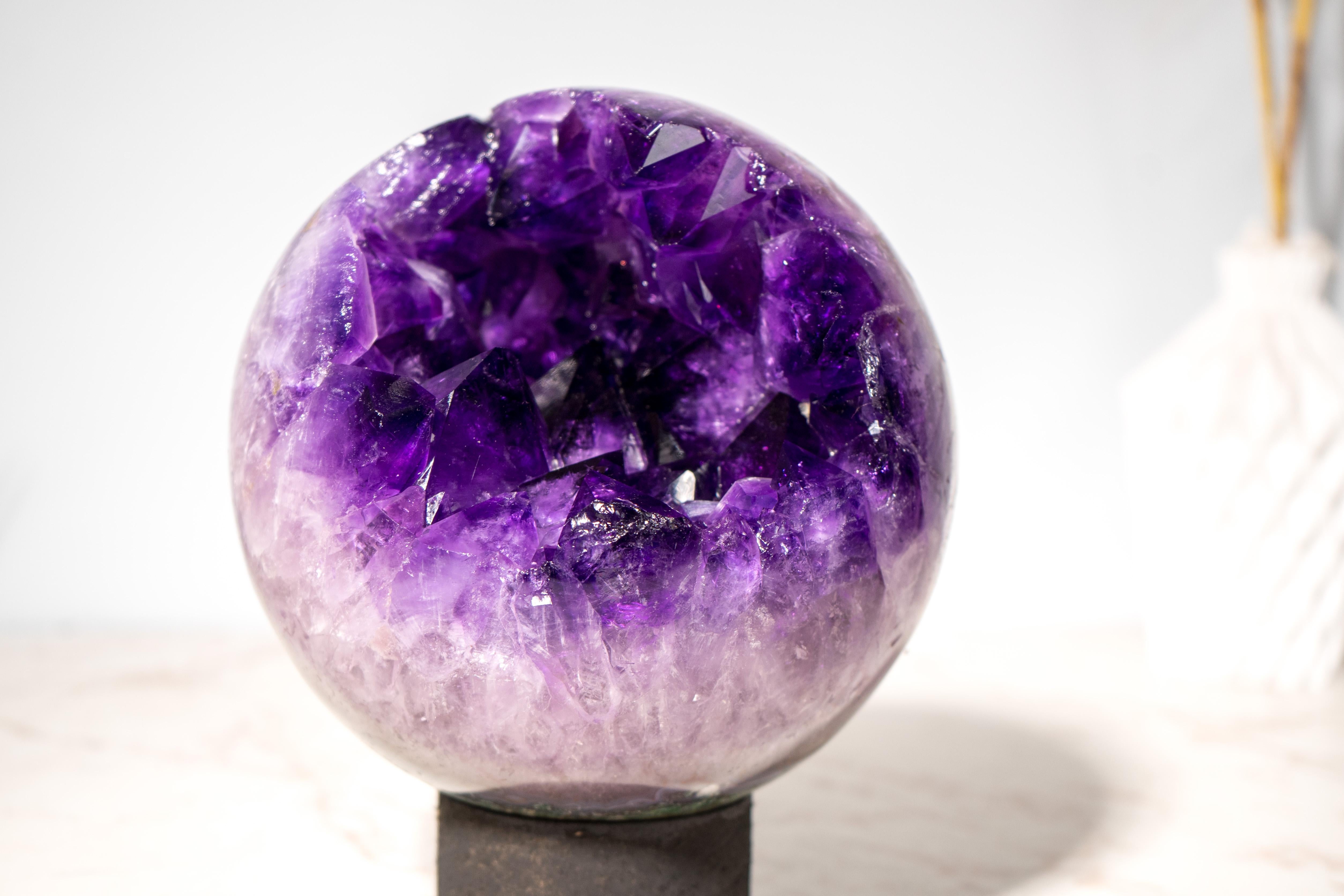 Rara Esfera de Amatista Grande con Cristales de Color Morado Profundo y Gelatina de Uva - Una Esfera de Amatista Natural de Declaración

▫️ Descripción

Esta rara esfera de amatista es un ejemplar extraordinario que muestra los mejores cristales de
