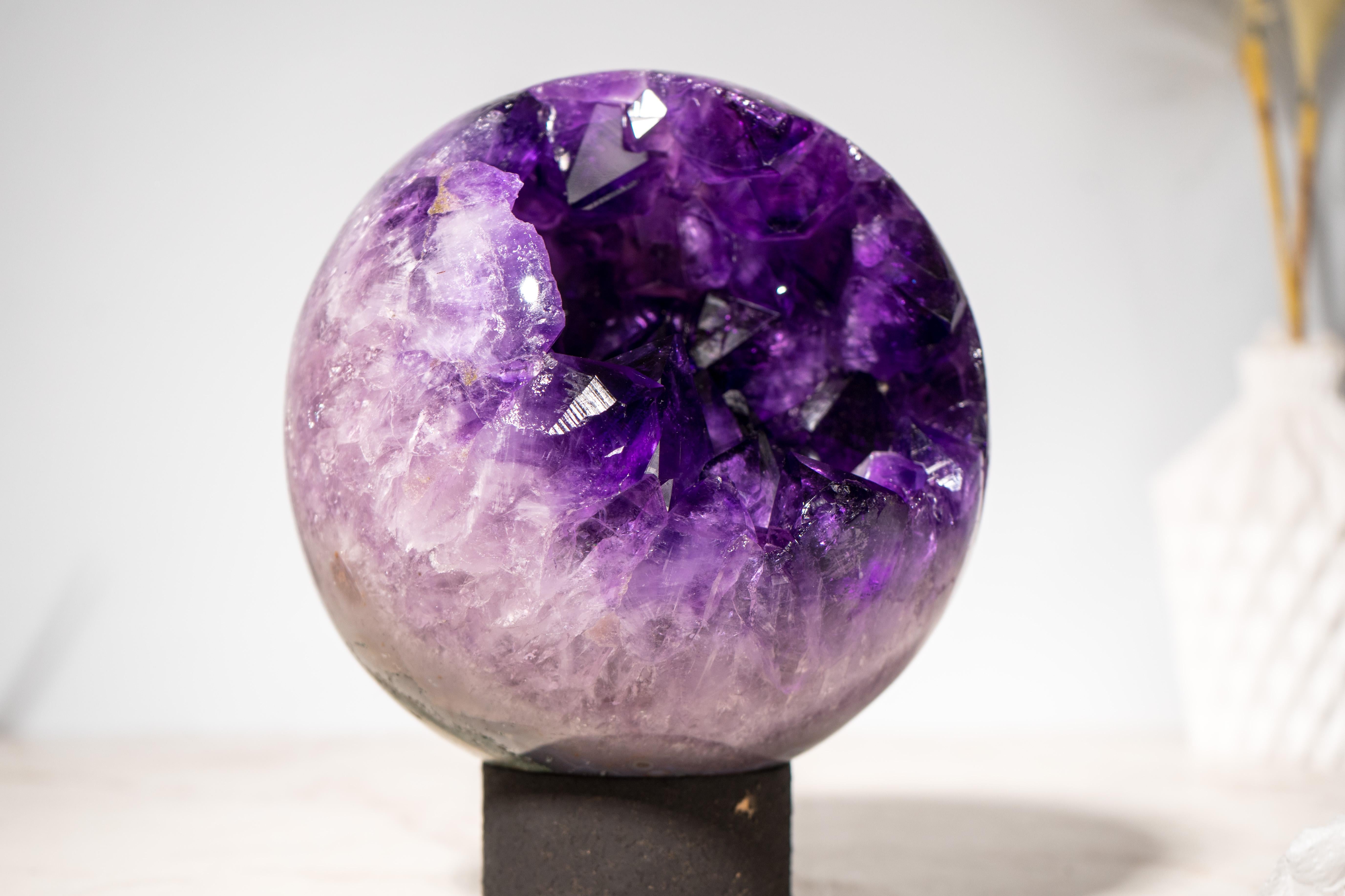 Esfera escultórica de amatista púrpura, grado AAA, 20 cm Siglo XXI y contemporáneo en venta