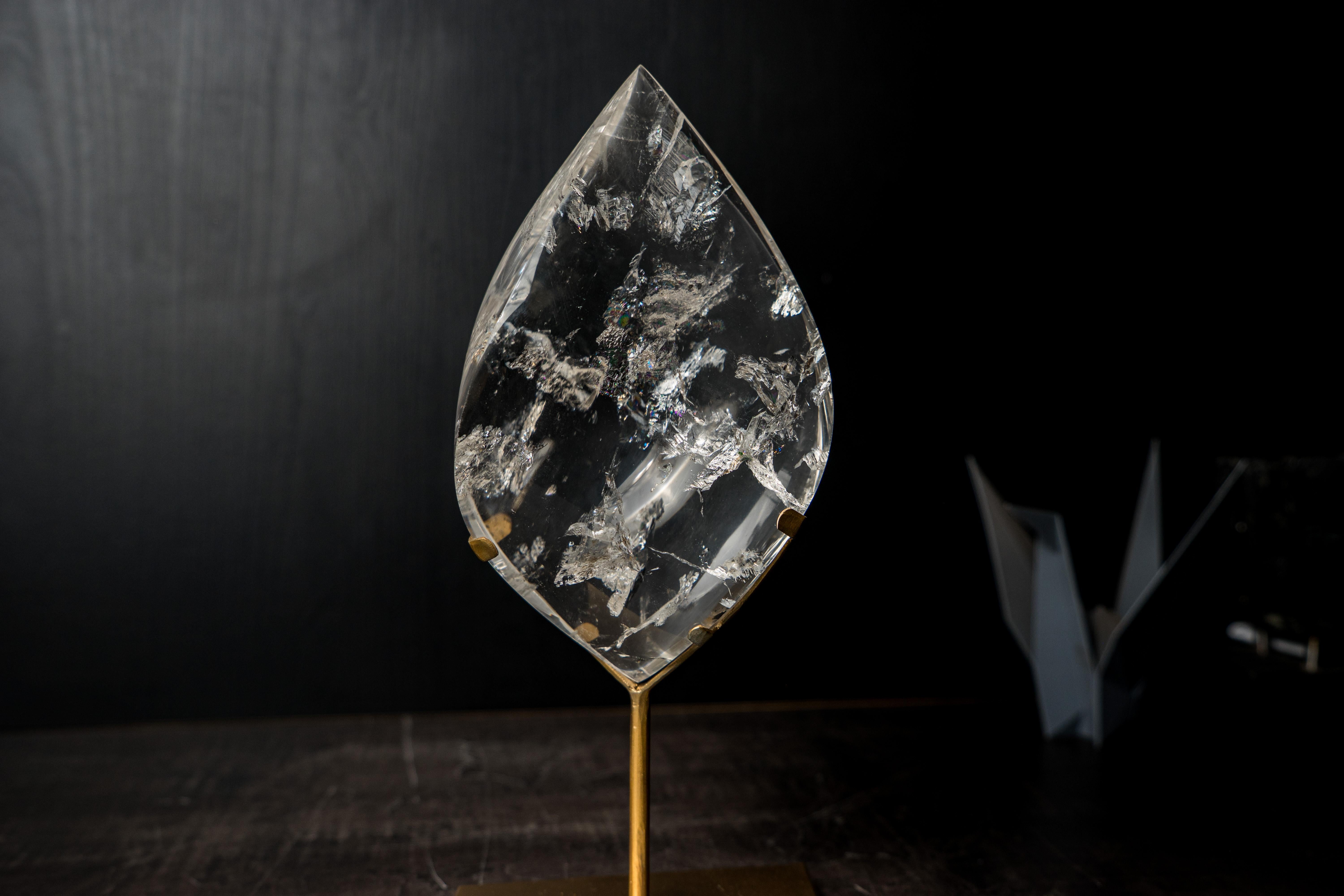 Fiamma di cristallo di quarzo scolpita a mano, grado AAA

▫️Description

Da un pezzo grezzo di quarzo chiaro, lo scultore ha modellato linee delicate ed estetiche che conferiscono a questo pezzo una raffinata eleganza. Con un interno quasi