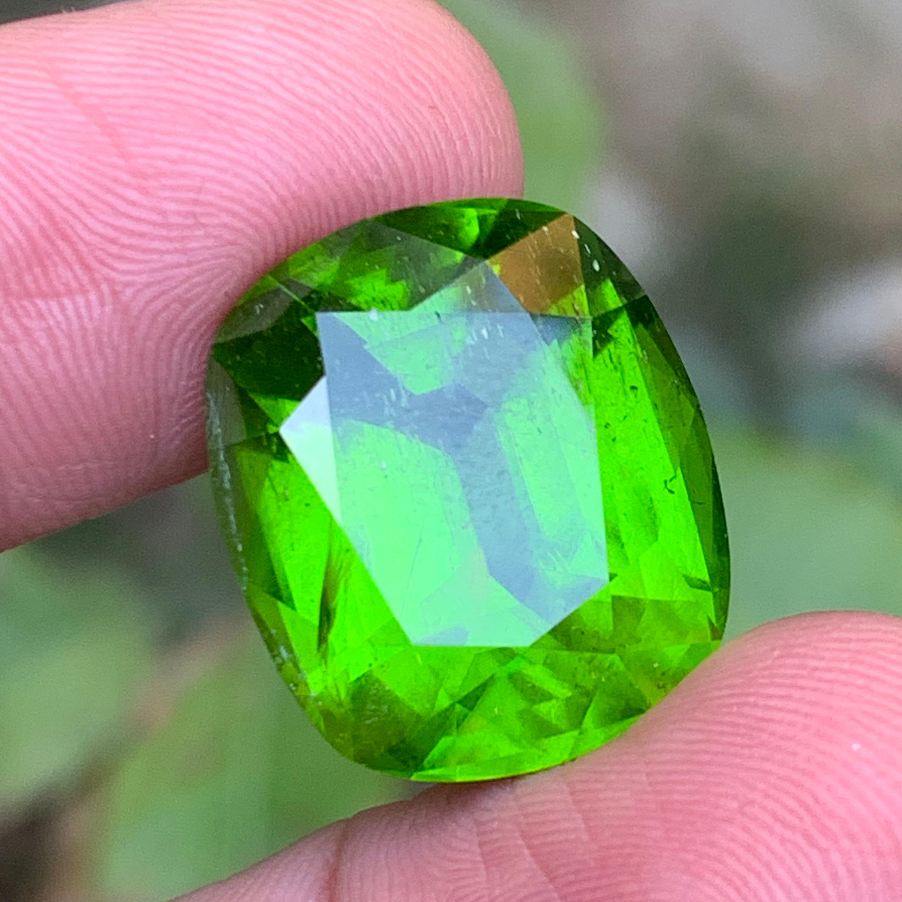 Contemporary AAA Green Natural Peridot Necklace Pendant Loose Gemstone 33.35 Ct Cushion Cut For Sale