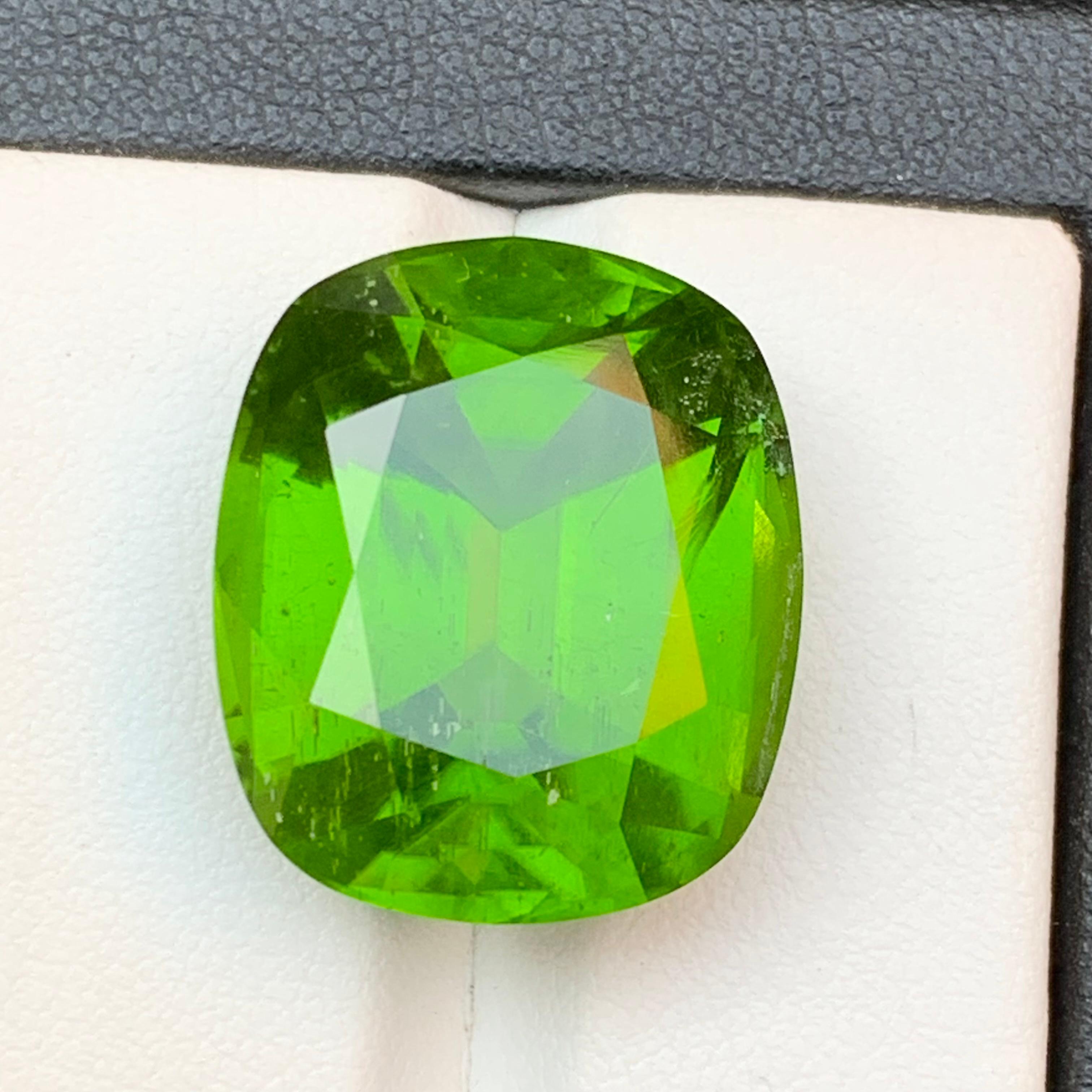 AAA Green Natural Peridot Necklace Pendant Loose Gemstone 33.35 Ct Cushion Cut In New Condition For Sale In Peshawar, PK