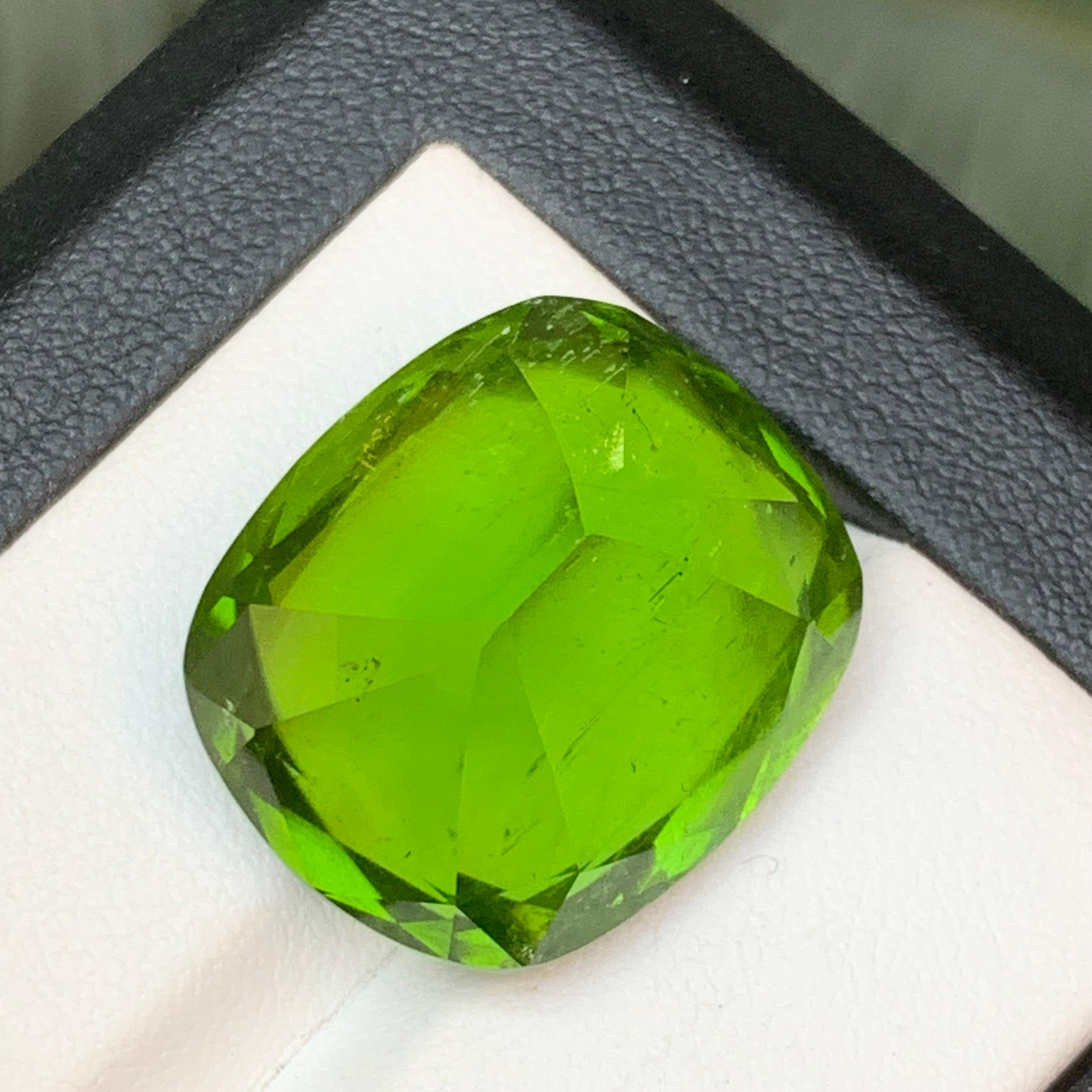 Women's or Men's AAA Green Natural Peridot Necklace Pendant Loose Gemstone 33.35 Ct Cushion Cut For Sale