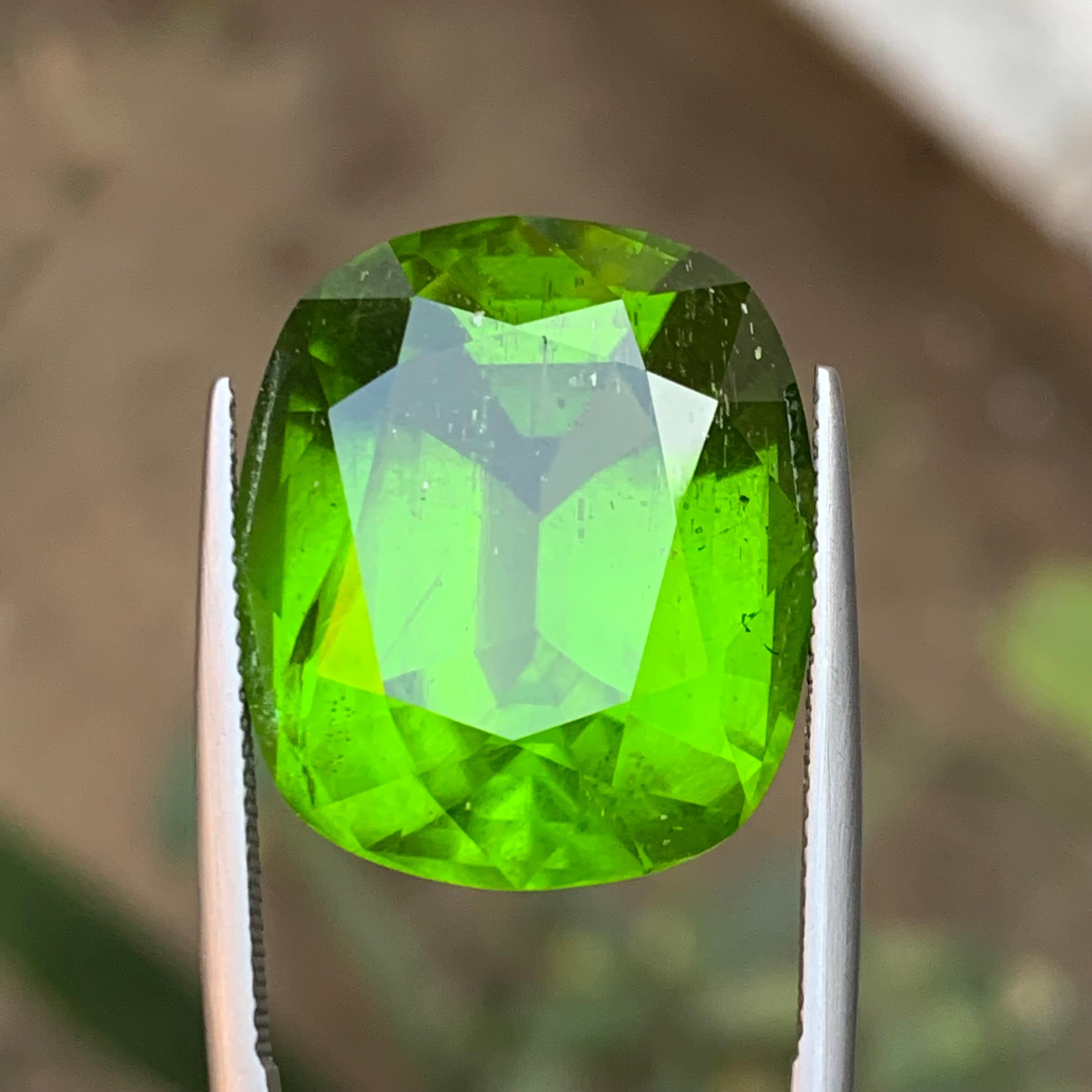 AAA Green Natural Peridot Necklace Pendant Loose Gemstone 33.35 Ct Cushion Cut For Sale 1