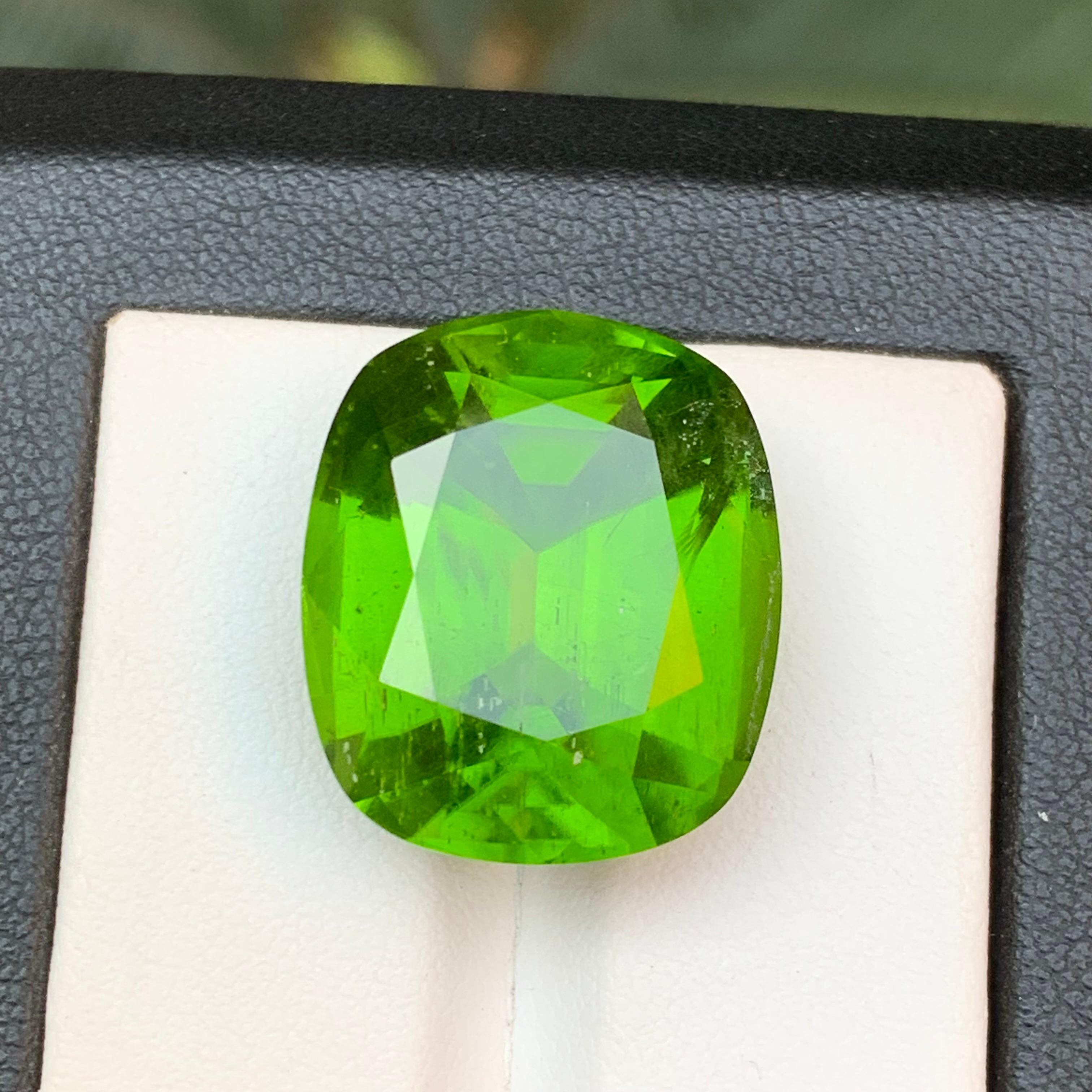 AAA Green Natural Peridot Necklace Pendant Loose Gemstone 33.35 Ct Cushion Cut For Sale 2