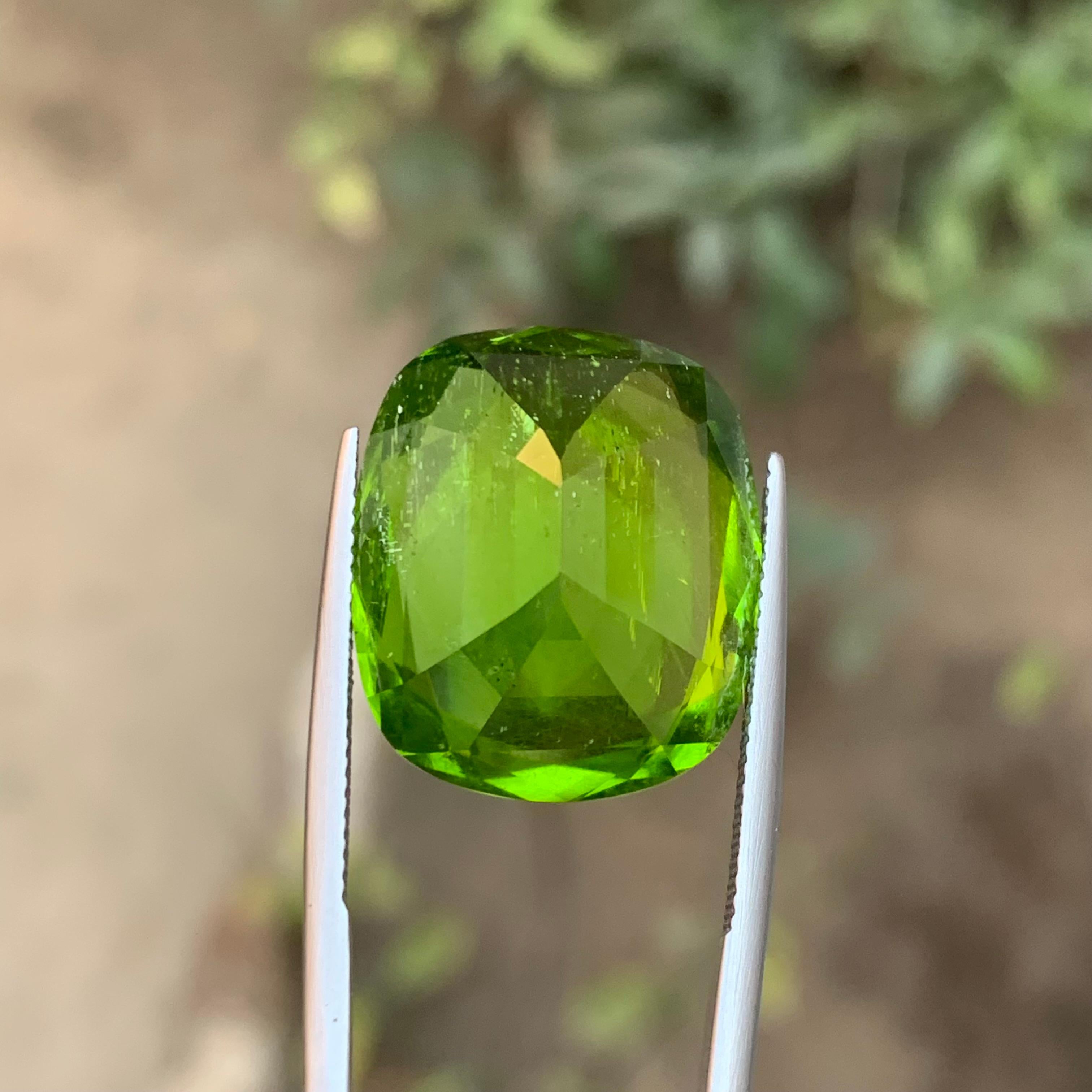AAA Green Natural Peridot Necklace Pendant Loose Gemstone 33.35 Ct Cushion Cut For Sale 4