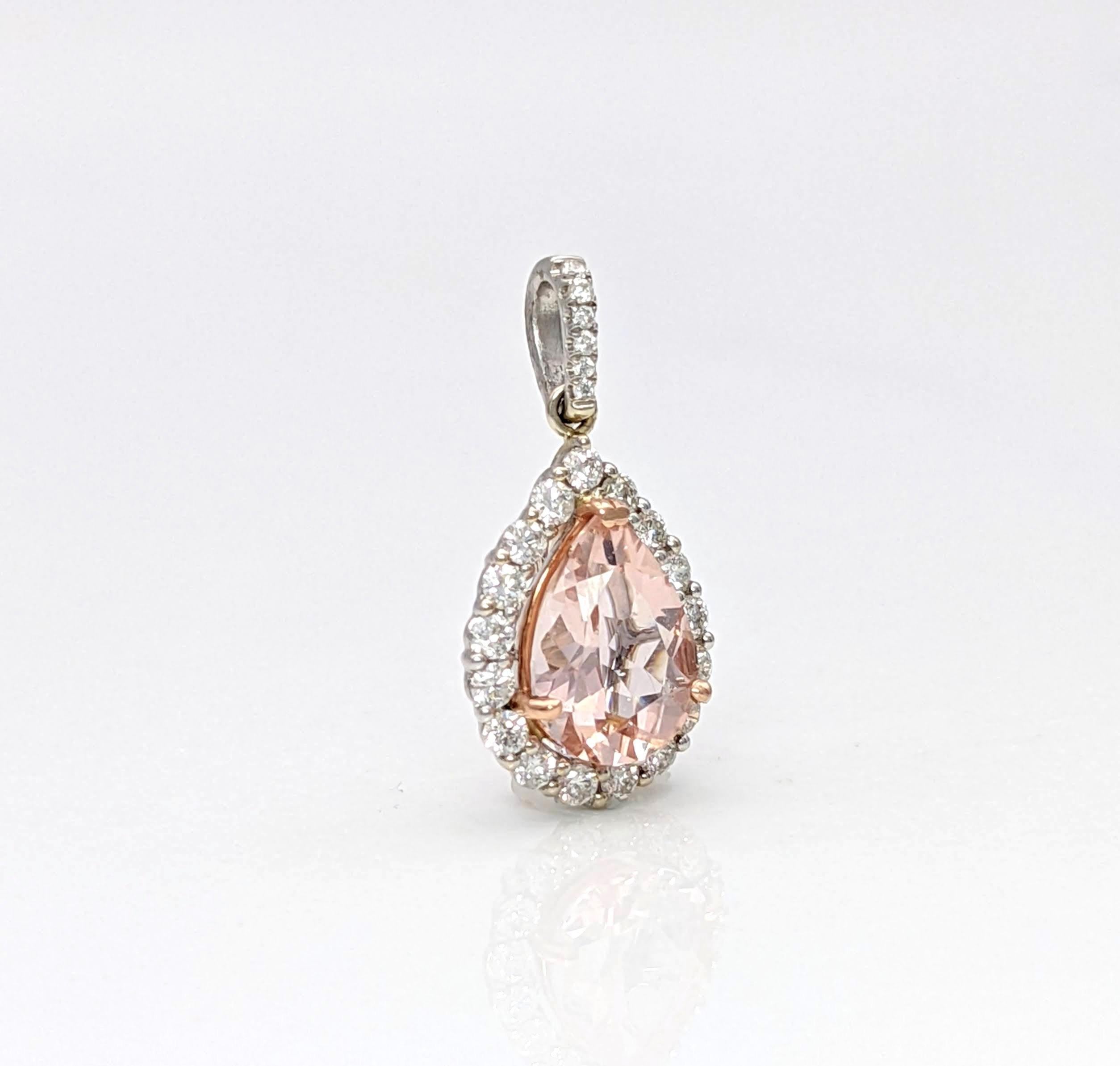 Ce magnifique pendentif présente une Morganite AAA en forme de poire de 1,6ct avec un halo de diamants naturels extraits de la terre, le tout serti dans de l'or massif 14K bicolore (or blanc et or rose). Ce pendentif est un magnifique cadeau pour