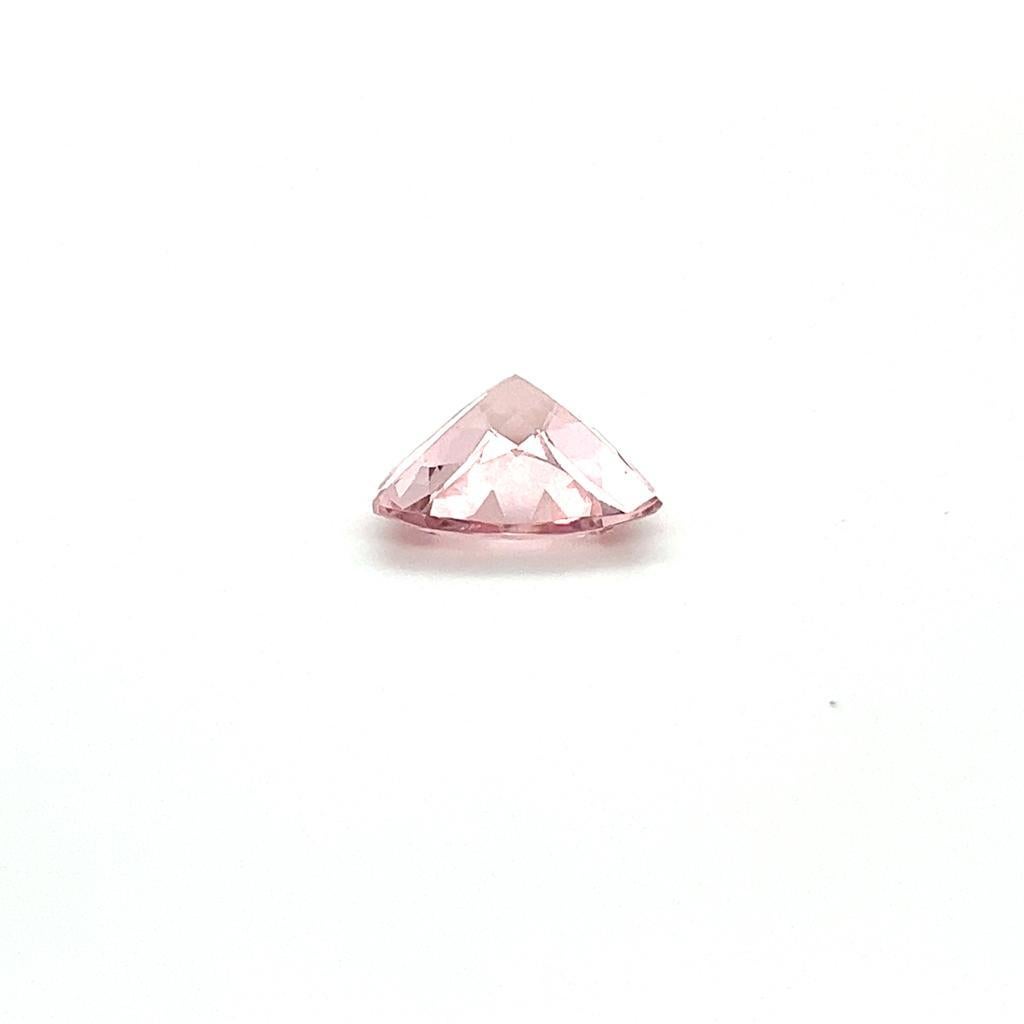 SKU - 70011
Stein - Natürlicher rosa Morganit
Klarheit -  Auge sauber
Note -  AAA
Preis -  $  2290
Form - Billion
Gewicht - 6,42 Karat
Länge*Breite*Höhe - 13,5*13,5*7,4

Der Morganit ist ein Edelstein, der das Prisma der Liebe in all seinen