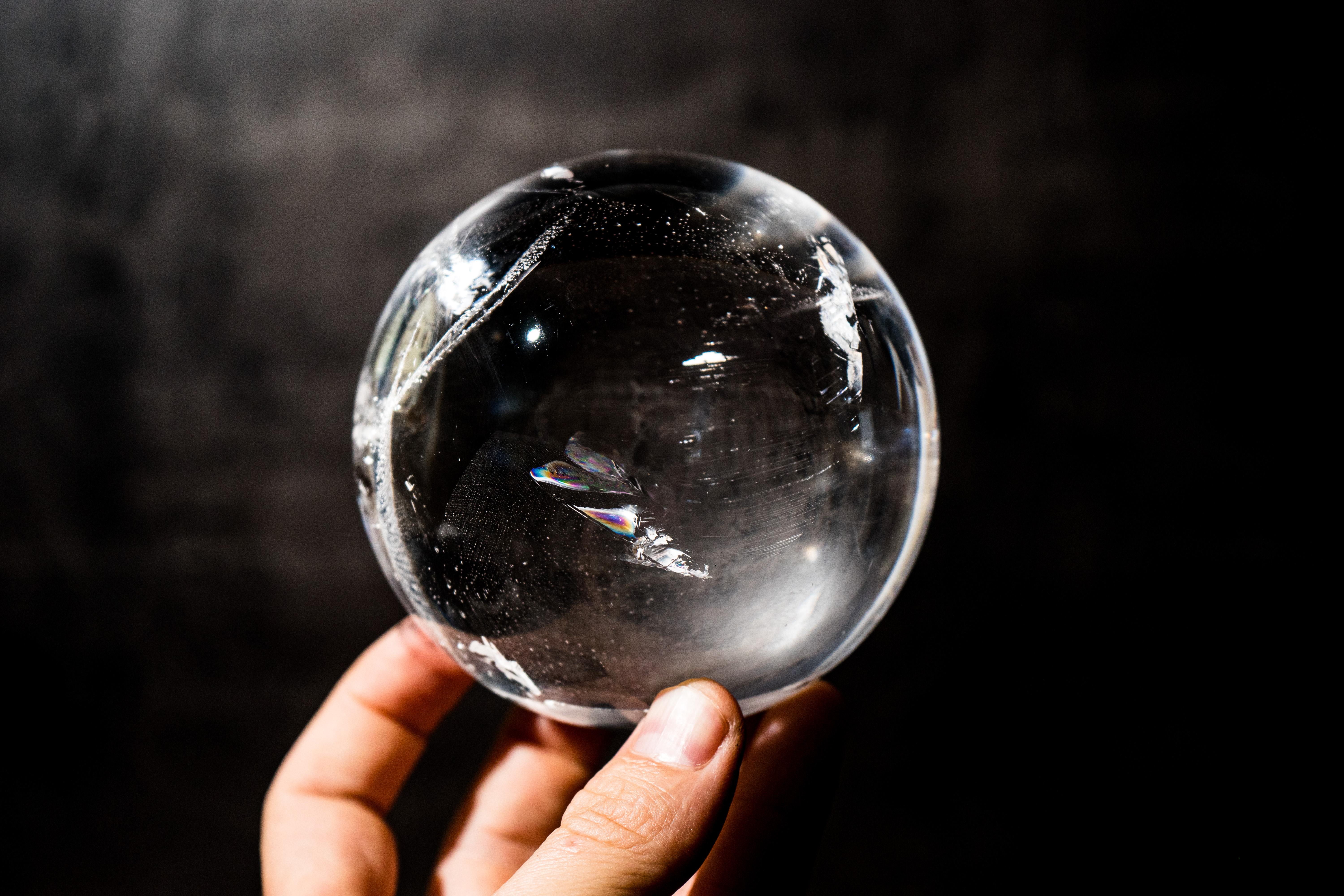 Sfera di quarzo AAA trasparente come l'acqua - sfera di cristallo naturale di alta qualità di Diamantina

▫️ Descrizione

Si tratta di una sfera di cristallo di quarzo molto speciale, con una qualità AAA quasi impeccabile, che incarna uno squisito