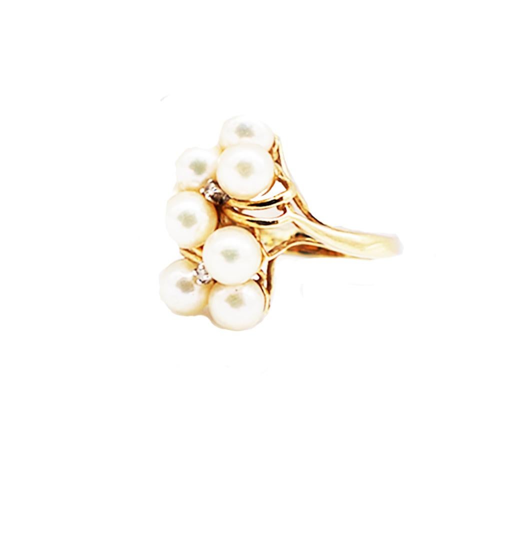 Taille ronde Bague AAA en or jaune 14 carats avec grappe de perles et diamants en vente