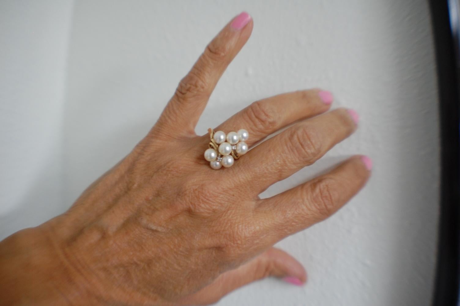Bague AAA en or jaune 14 carats avec grappe de perles et diamants Excellent état - En vente à Laguna Hills, CA