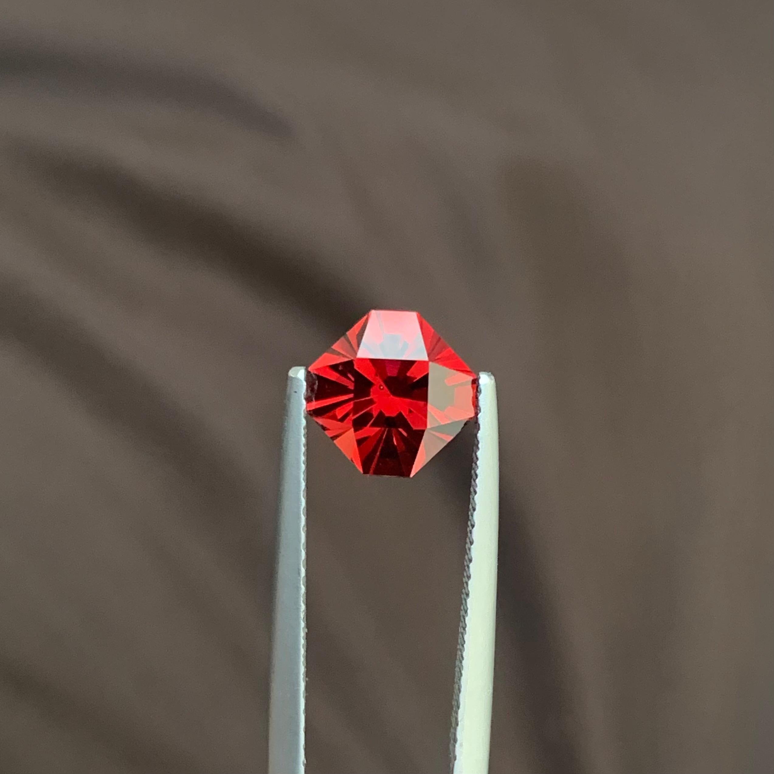 AAA Quality 2.45 Carat Faceted Pomegranate Red Rhodolite Garnet Gemstone In New Condition For Sale In Peshawar, PK