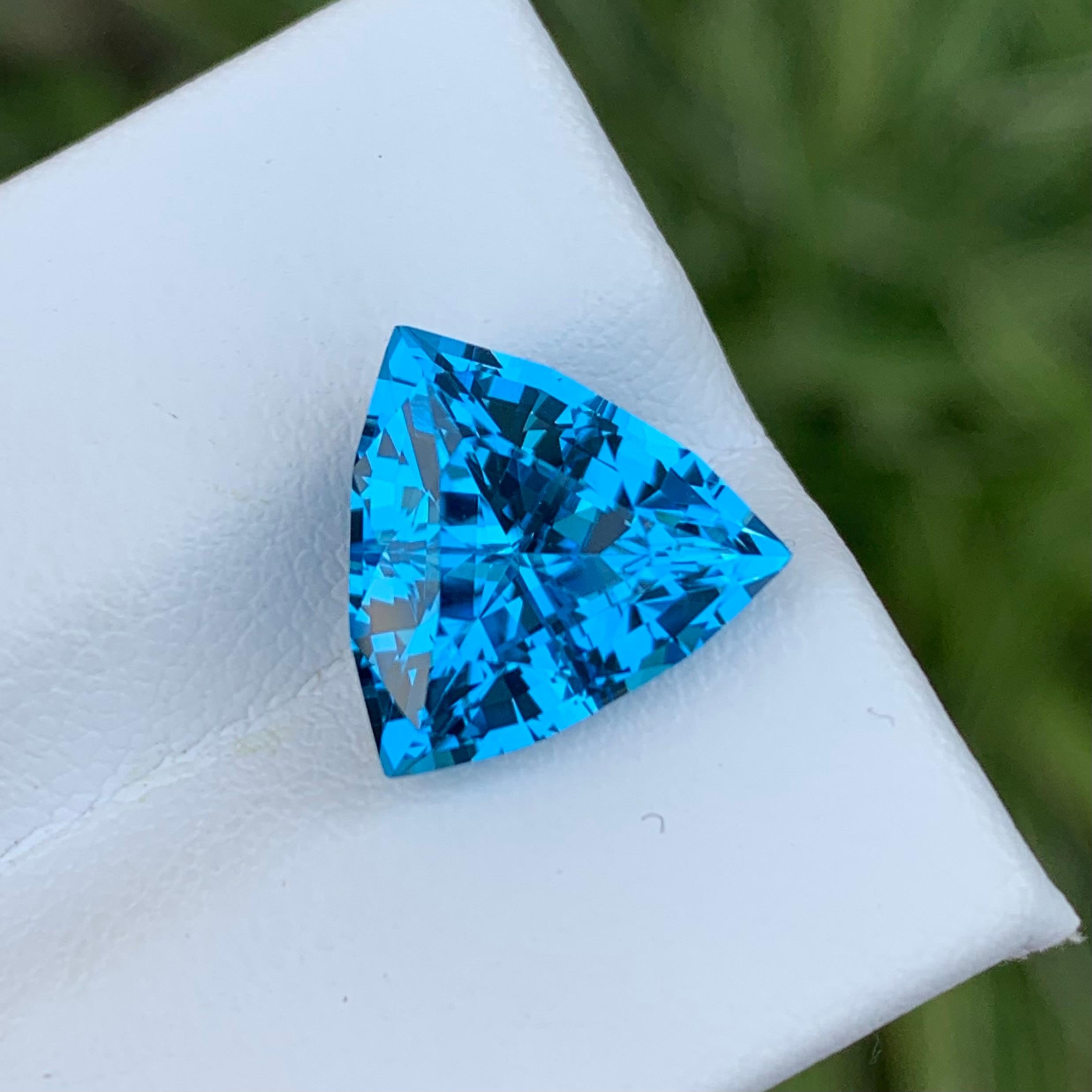 Topaze bleue électrique non sertie de 7,20 carats de qualité AAA, taillée en trillion, du Brésil en vente 4