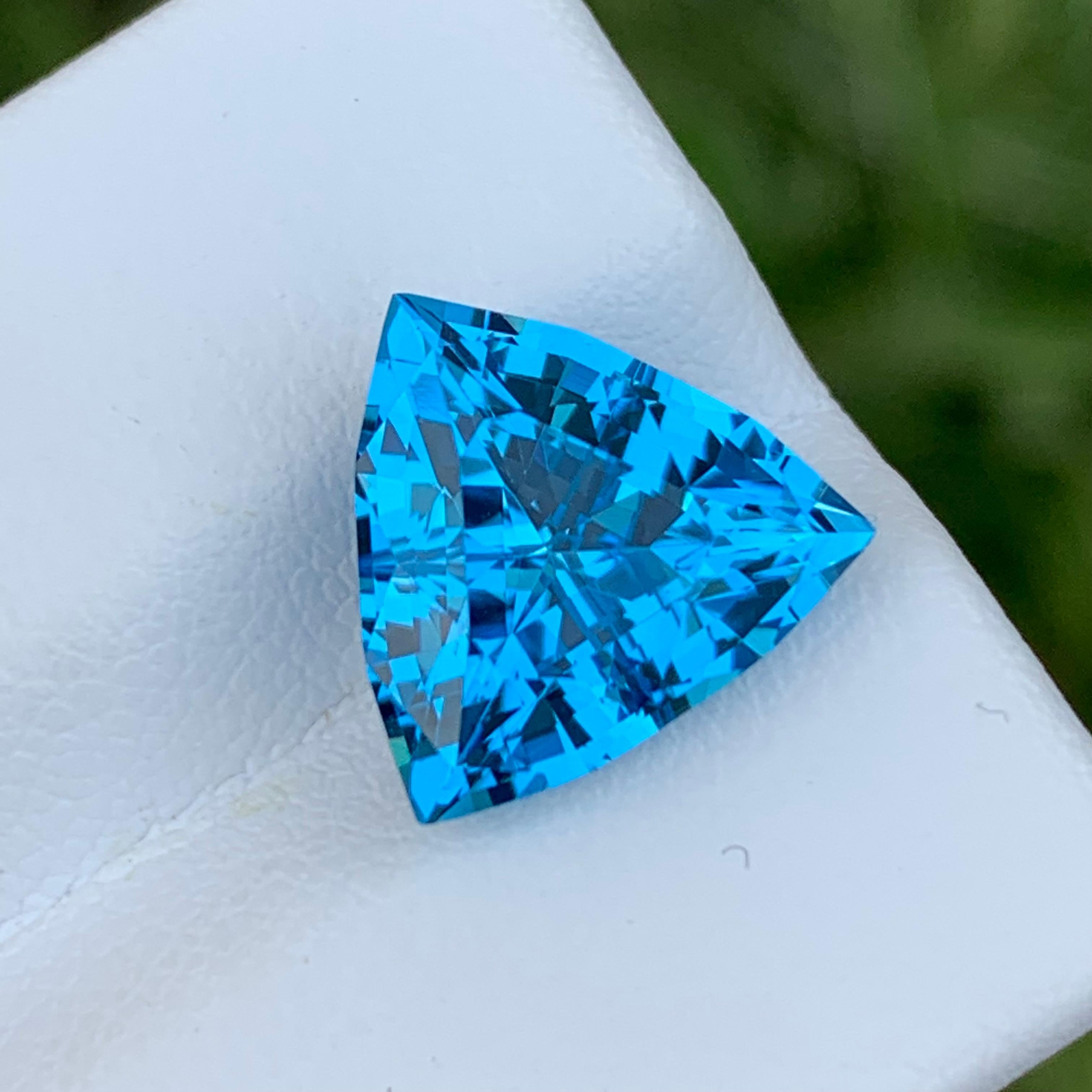 AAA Quality 7.20 Carat Loose Electric Blue Topaz Trillion Cut from Brazil For Sale 3