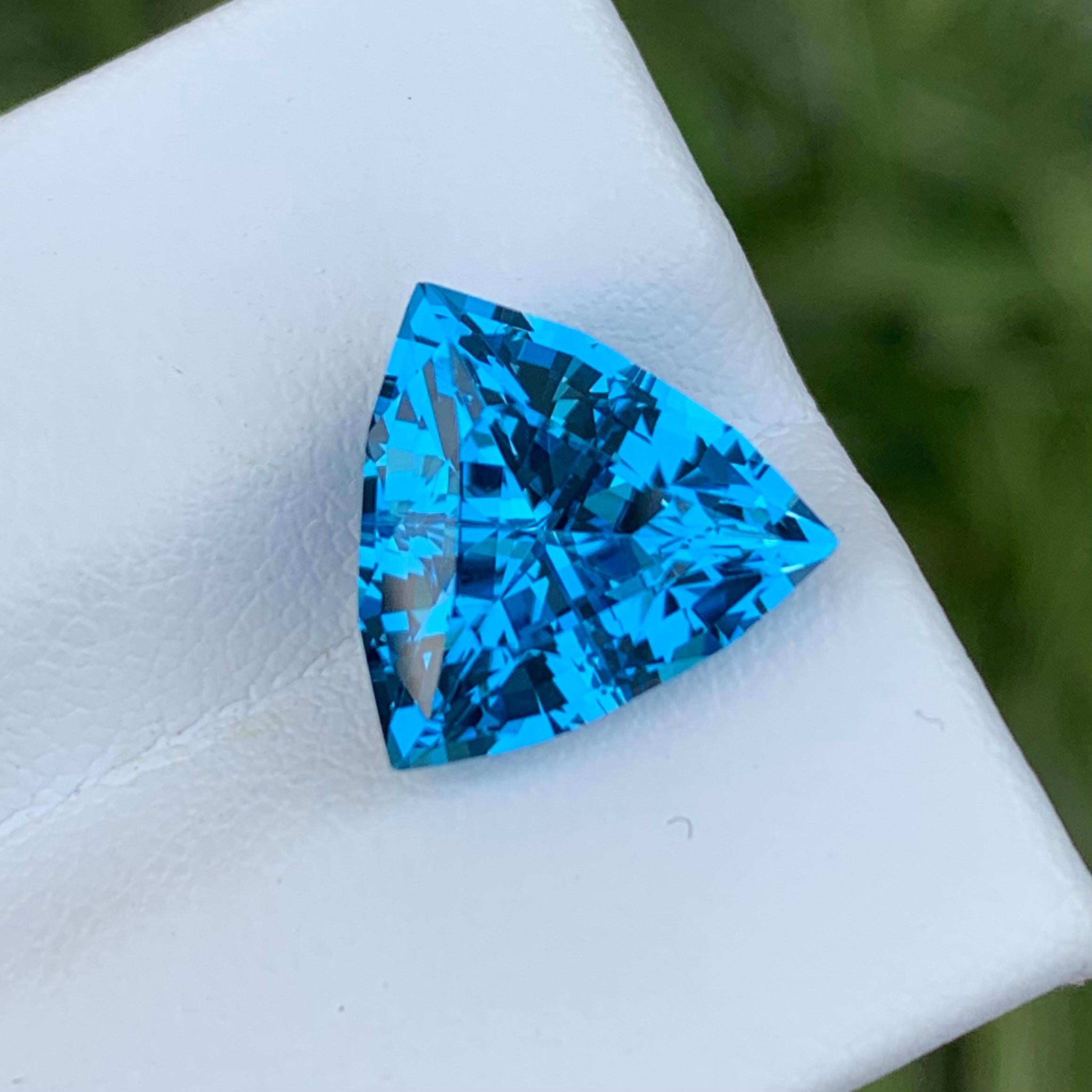 AAA Quality 7.20 Carat Loose Electric Blue Topaz Trillion Cut from Brazil For Sale 4