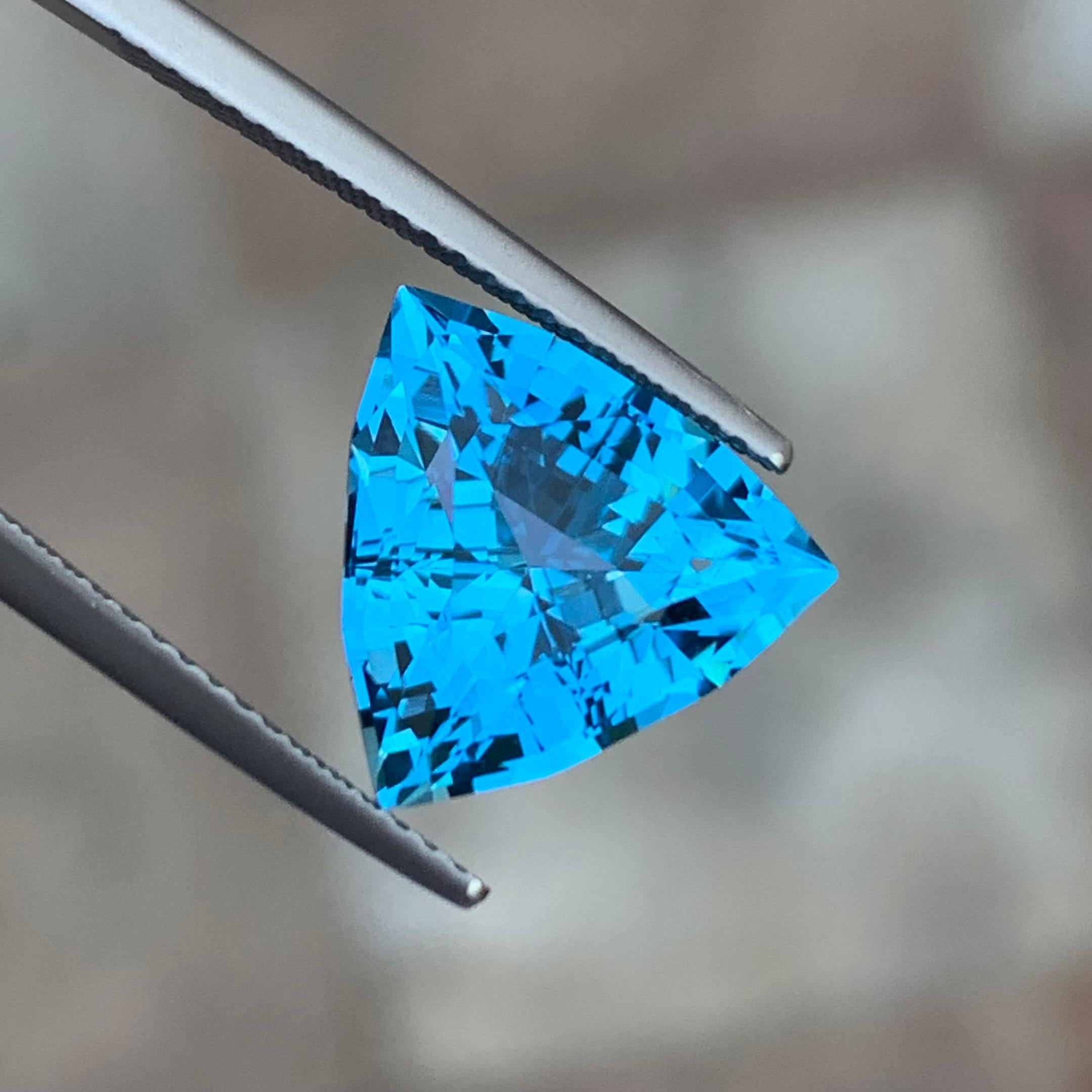 Taille trillion Topaze bleue électrique non sertie de 7,20 carats de qualité AAA, taillée en trillion, du Brésil en vente