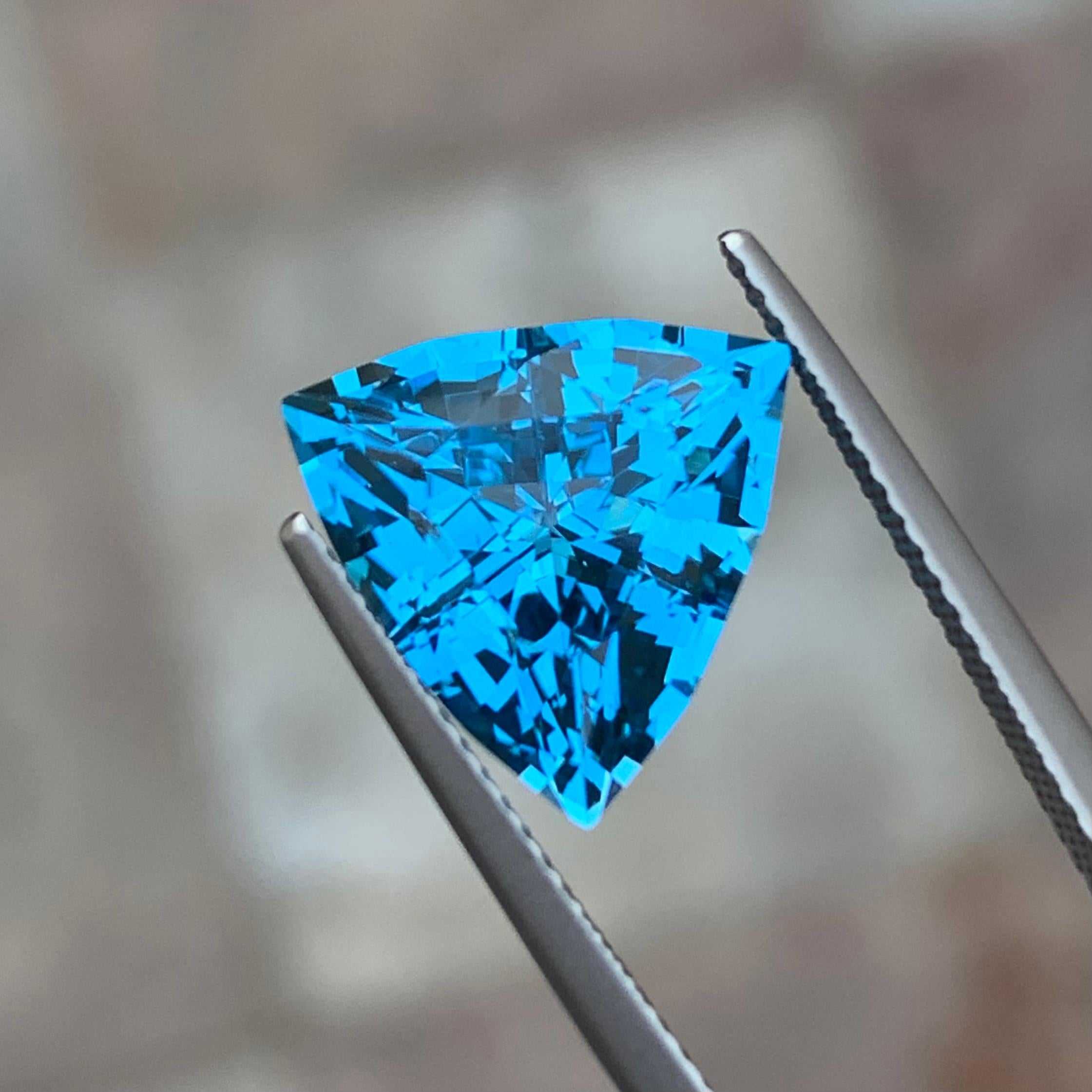 Topaze bleue électrique non sertie de 7,20 carats de qualité AAA, taillée en trillion, du Brésil Unisexe en vente