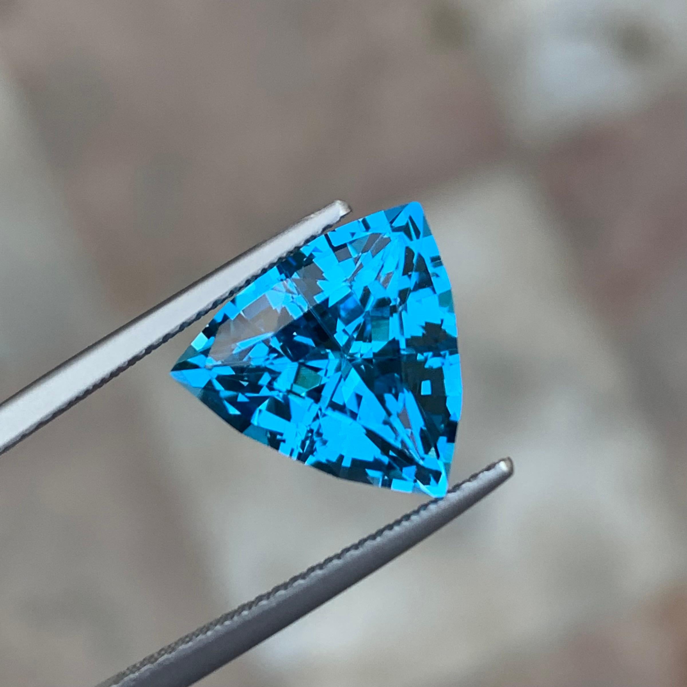AAA Quality 7.20 Carat Loose Electric Blue Topaz Trillion Cut from Brazil In New Condition For Sale In Peshawar, PK