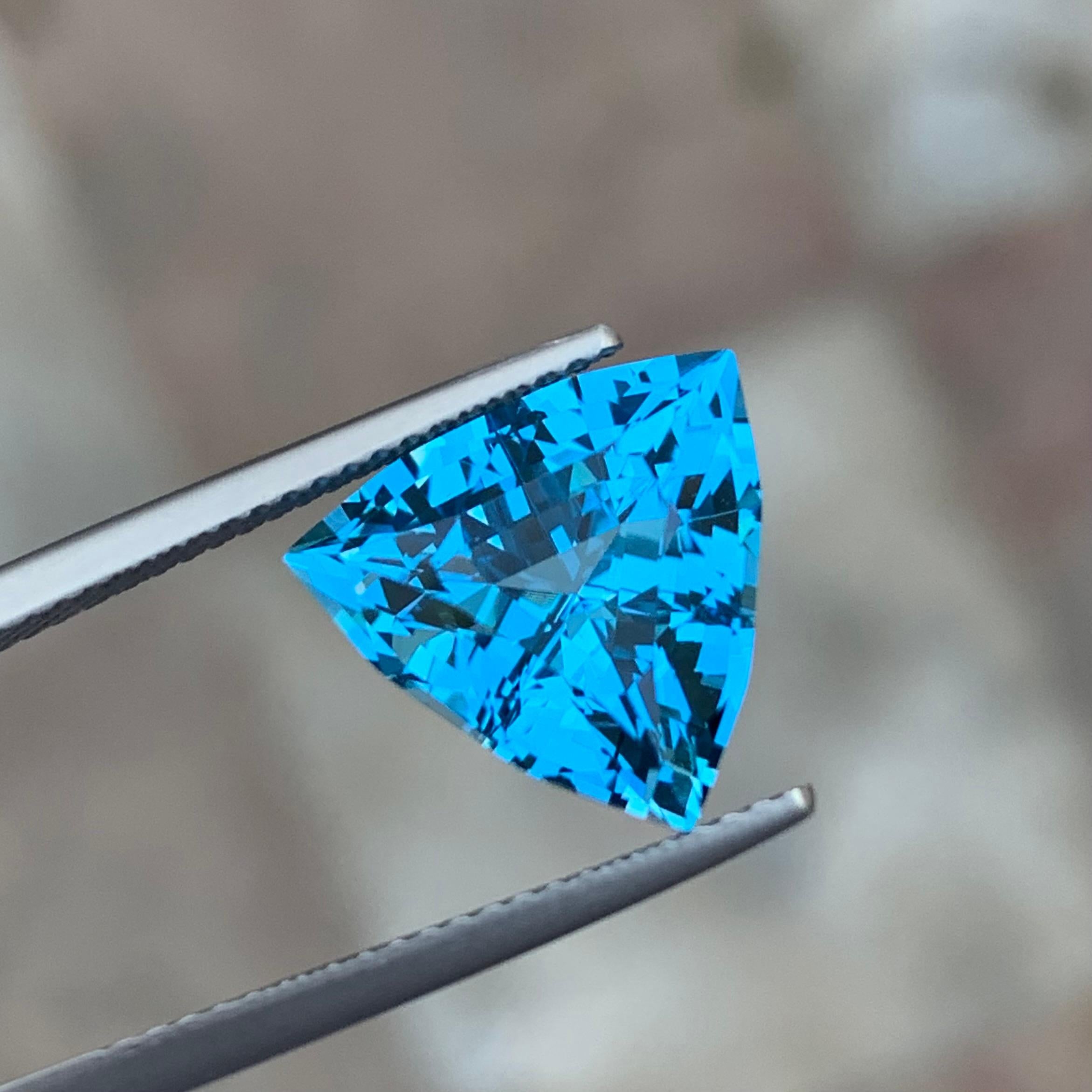 Topaze bleue électrique non sertie de 7,20 carats de qualité AAA, taillée en trillion, du Brésil en vente 2