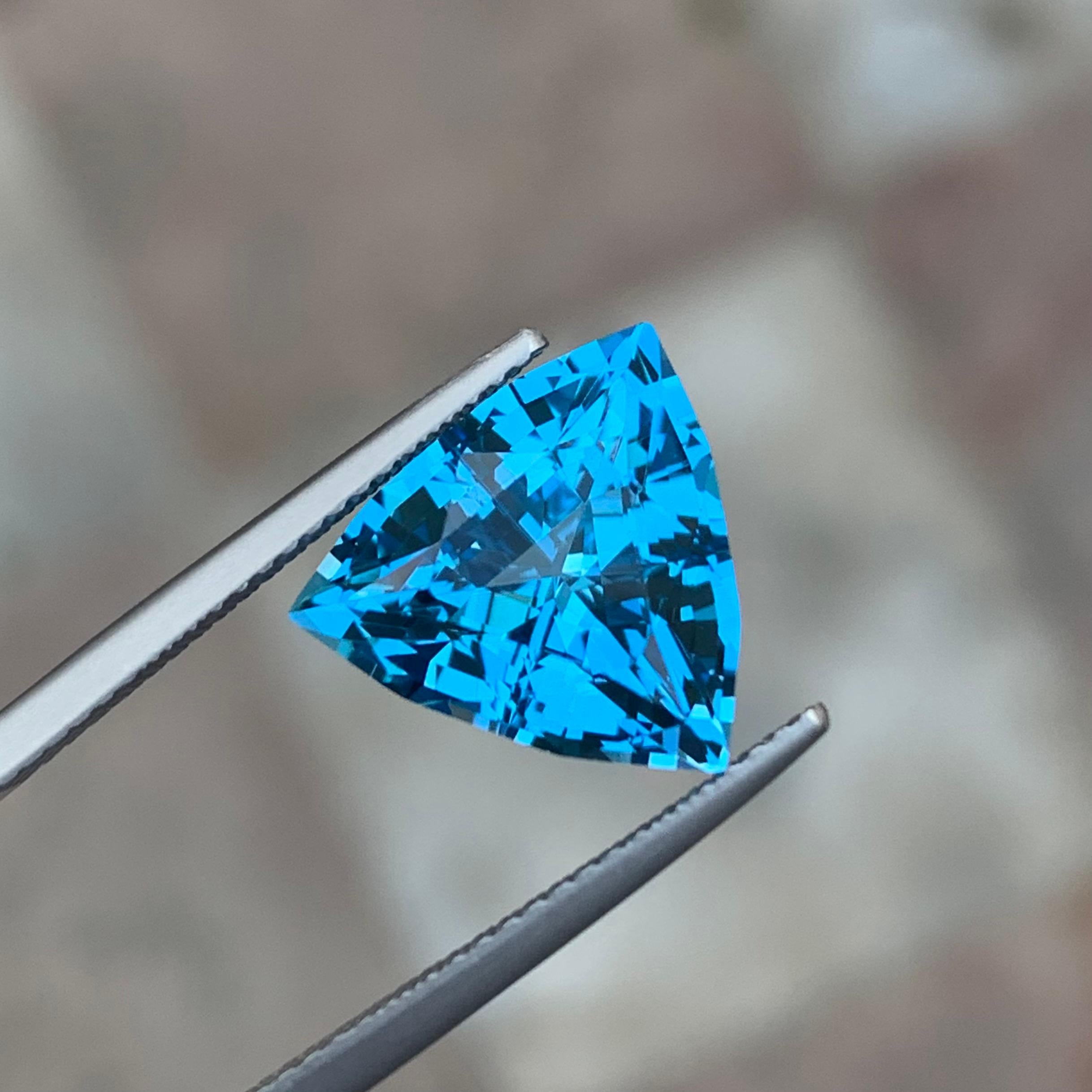 AAA Quality 7.20 Carat Loose Electric Blue Topaz Trillion Cut from Brazil For Sale 1