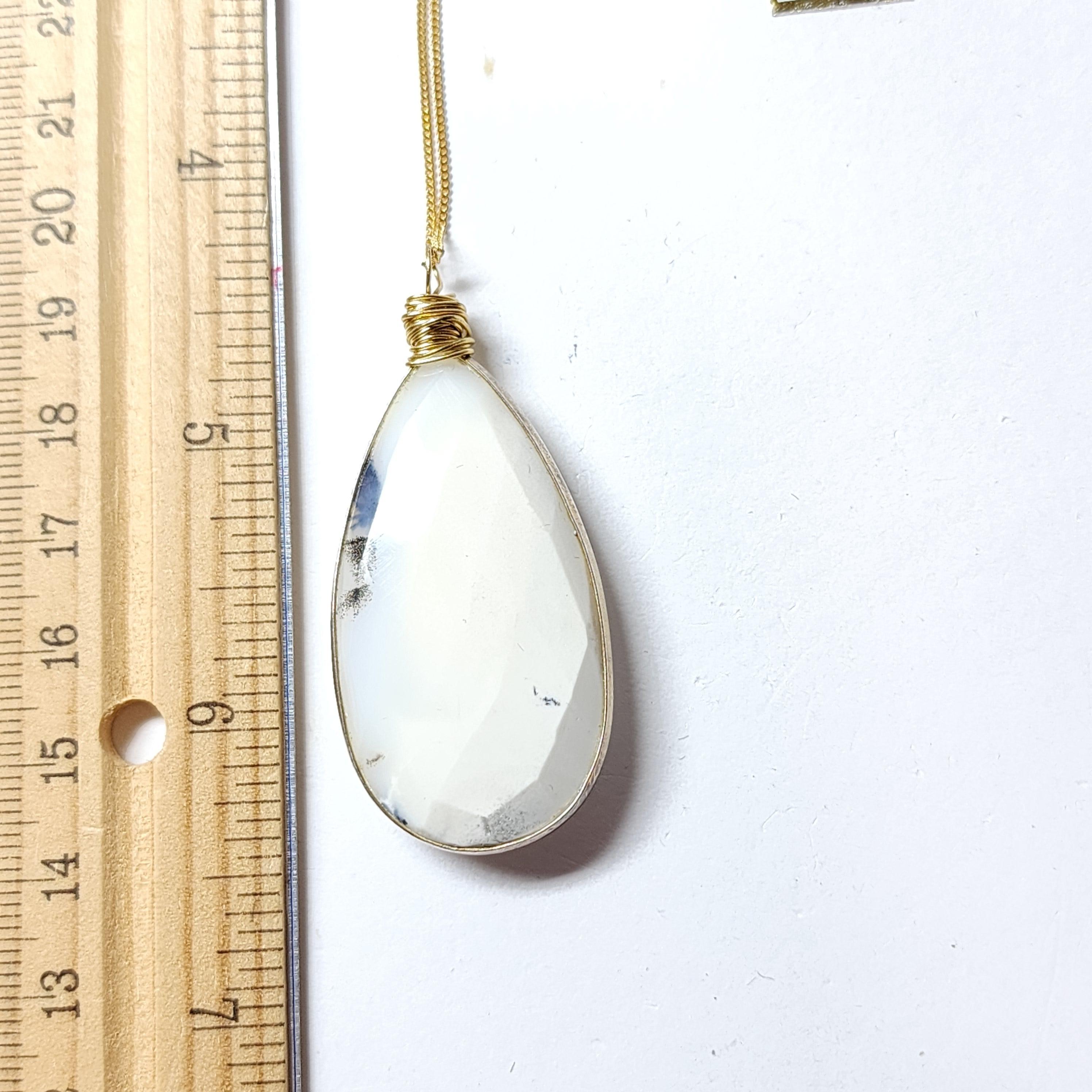Ciondolo in dendrite opale naturale.

Presenta un bellissimo flash bianco
Unica forma a pera con chiave di volta  Opale di dendrite
La nostra collana, di grandi dimensioni, è caratterizzata da una grande pietra Pear con inclusioni naturali uniche