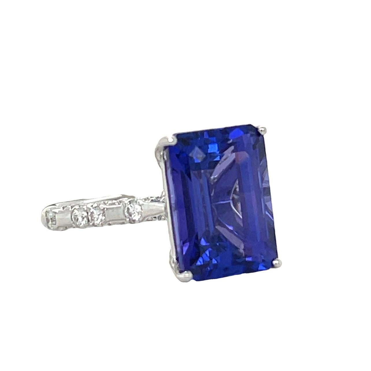 AAA Quality Emerald cut Tanzanite and Diamond 18K White Gold Ring In New Condition For Sale In New York, NY